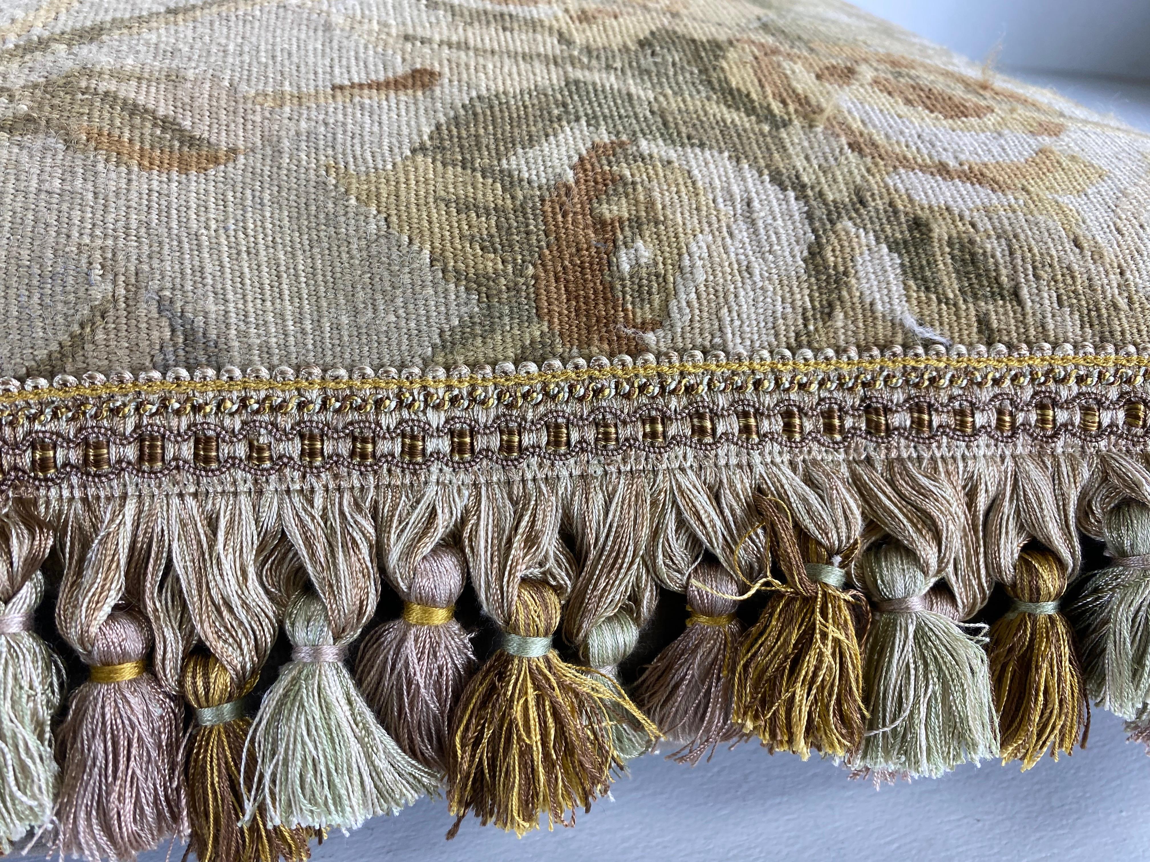 Francese Cuscino arazzo Aubusson floreale con nappe d'epoca in vendita