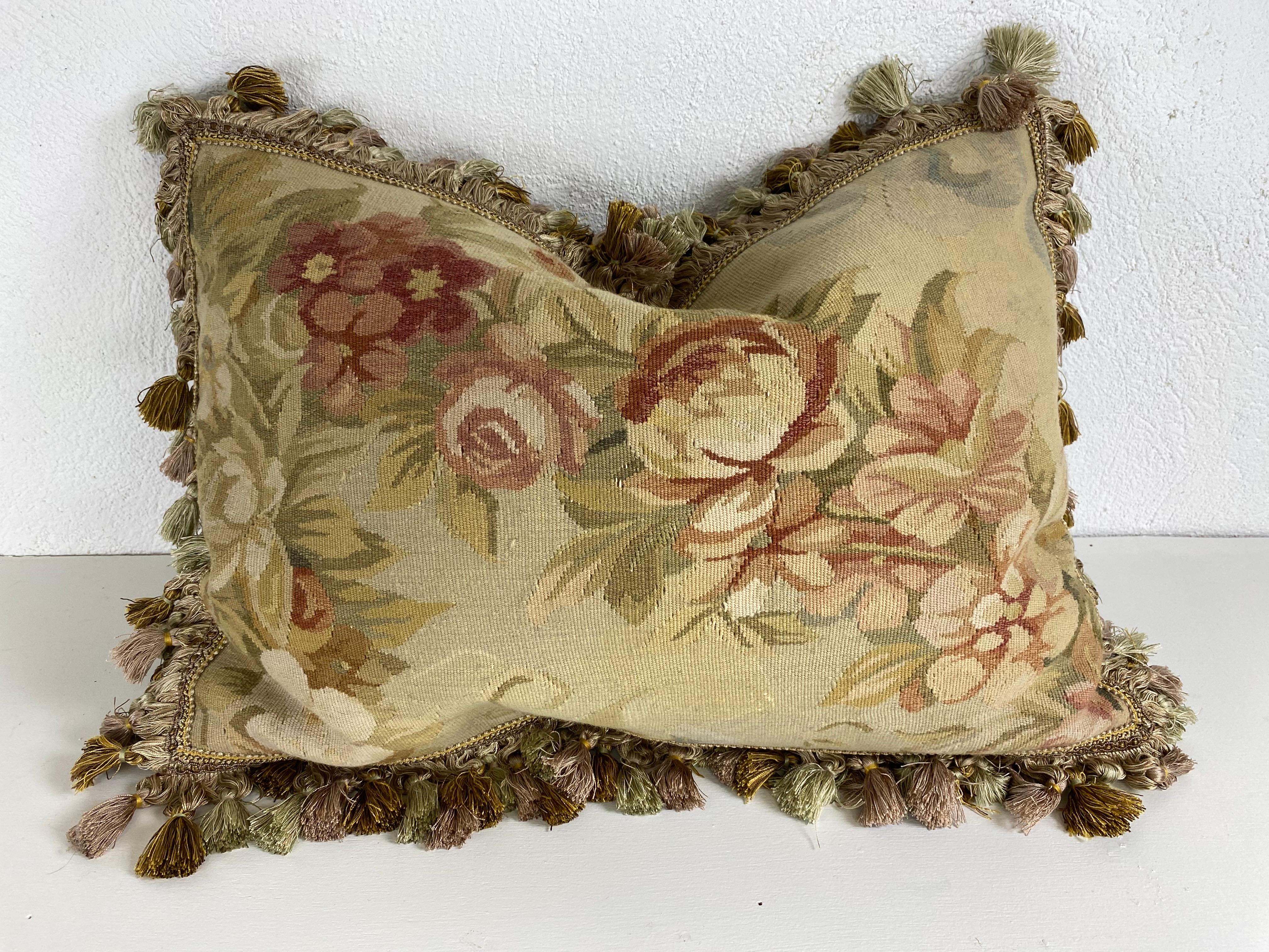 Vintage Aubusson-Wandteppich-Kissen mit Quasten und Blumenmuster (Handgefertigt) im Angebot
