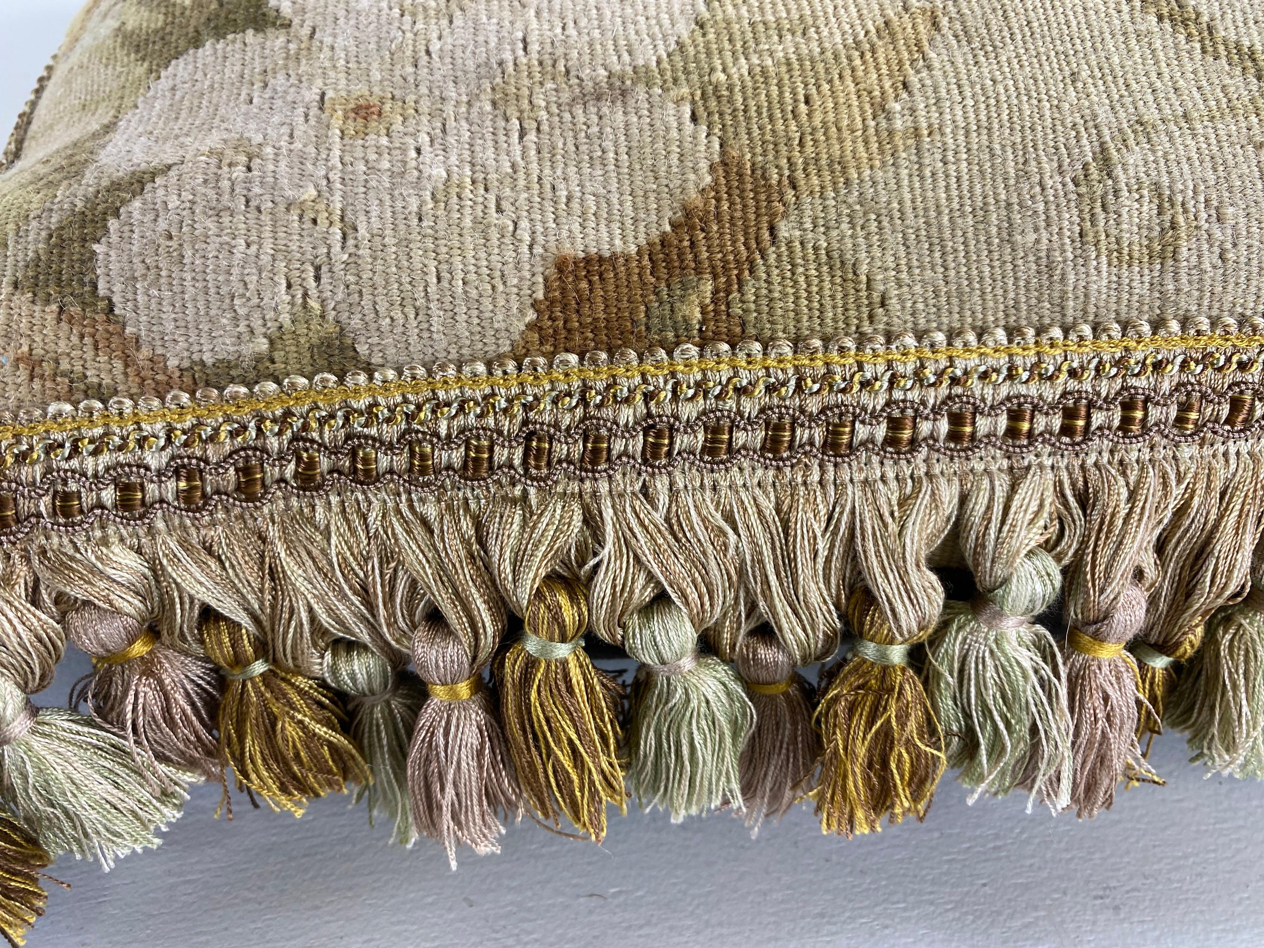 Vintage Aubusson-Wandteppich-Kissen mit Quasten und Blumenmuster im Zustand „Hervorragend“ im Angebot in Allentown, PA