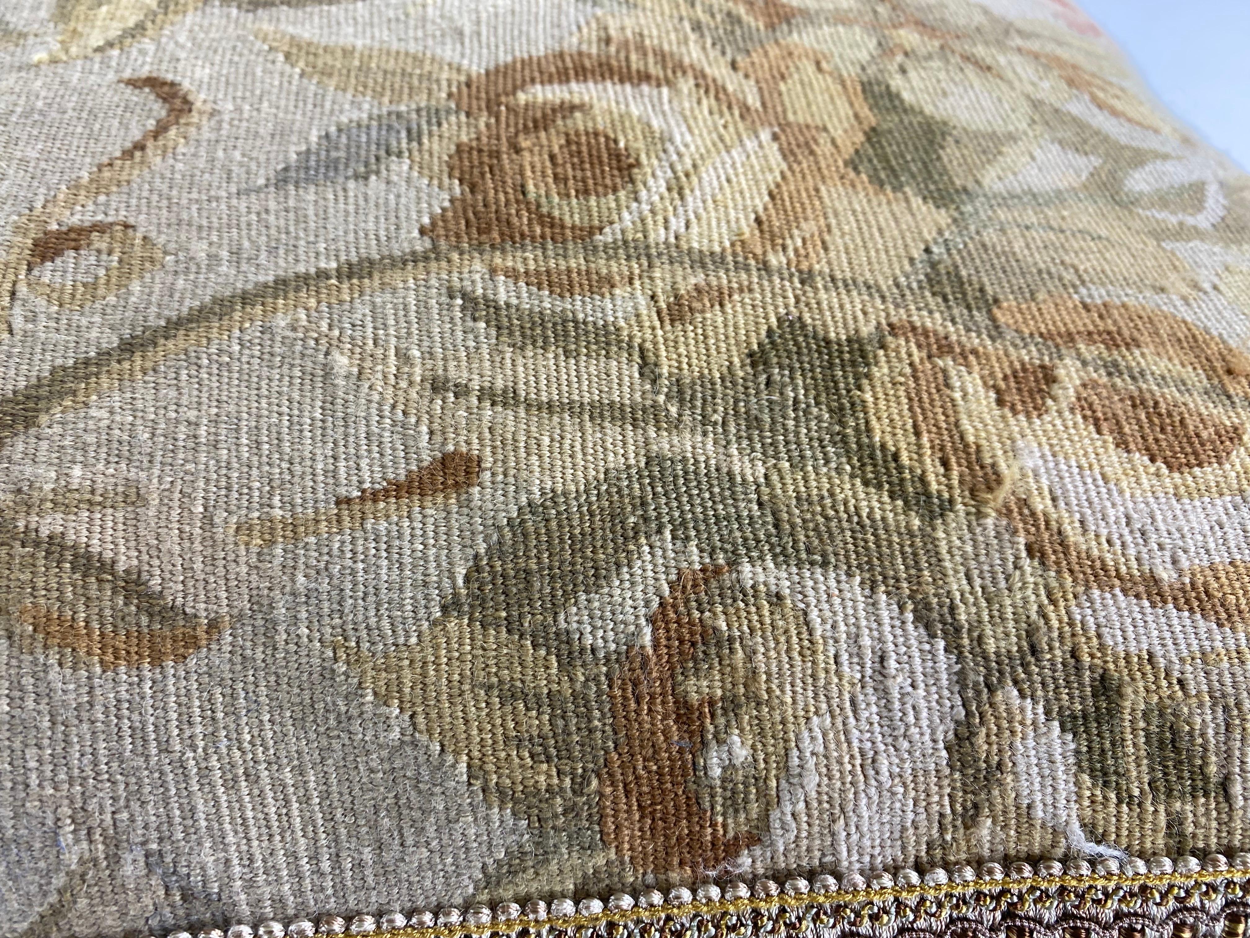 Cuscino arazzo Aubusson floreale con nappe d'epoca In condizioni buone in vendita a Allentown, PA