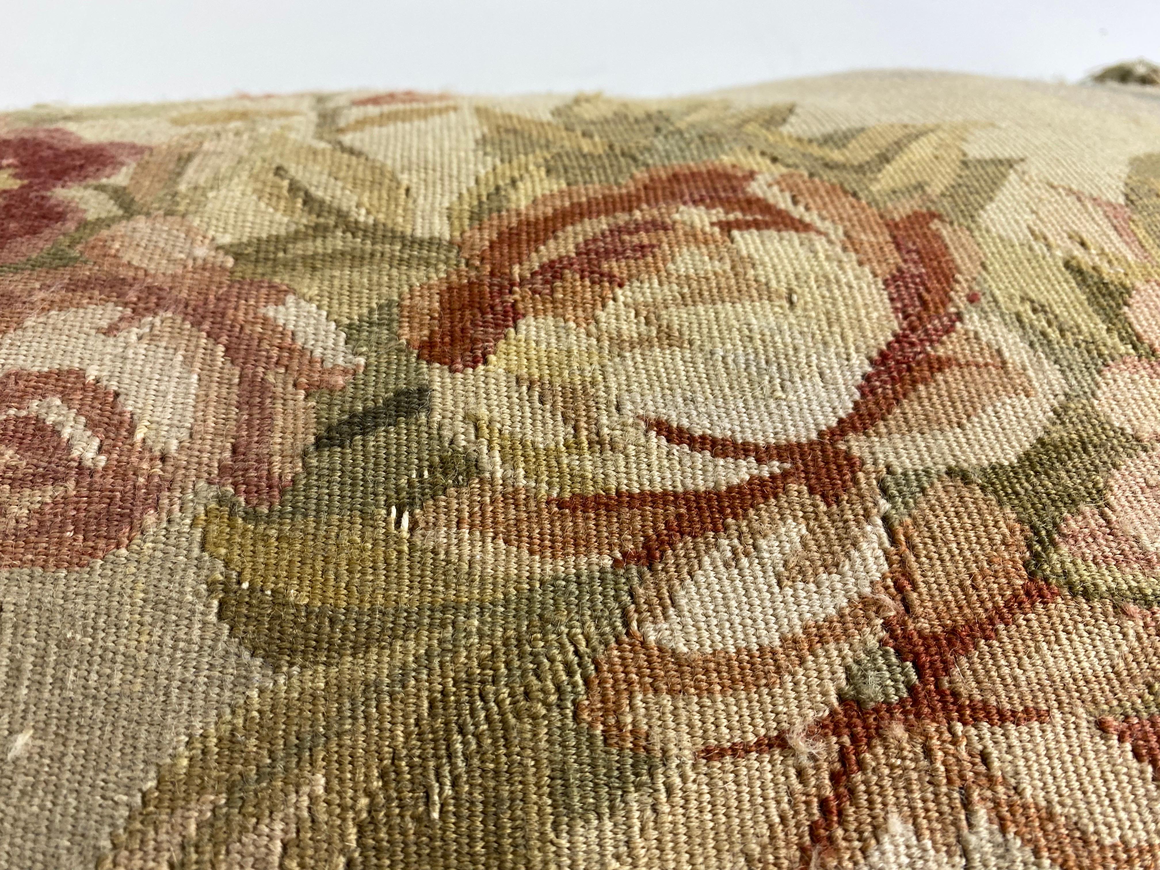 Vintage Aubusson-Wandteppich-Kissen mit Quasten und Blumenmuster (21. Jahrhundert und zeitgenössisch) im Angebot