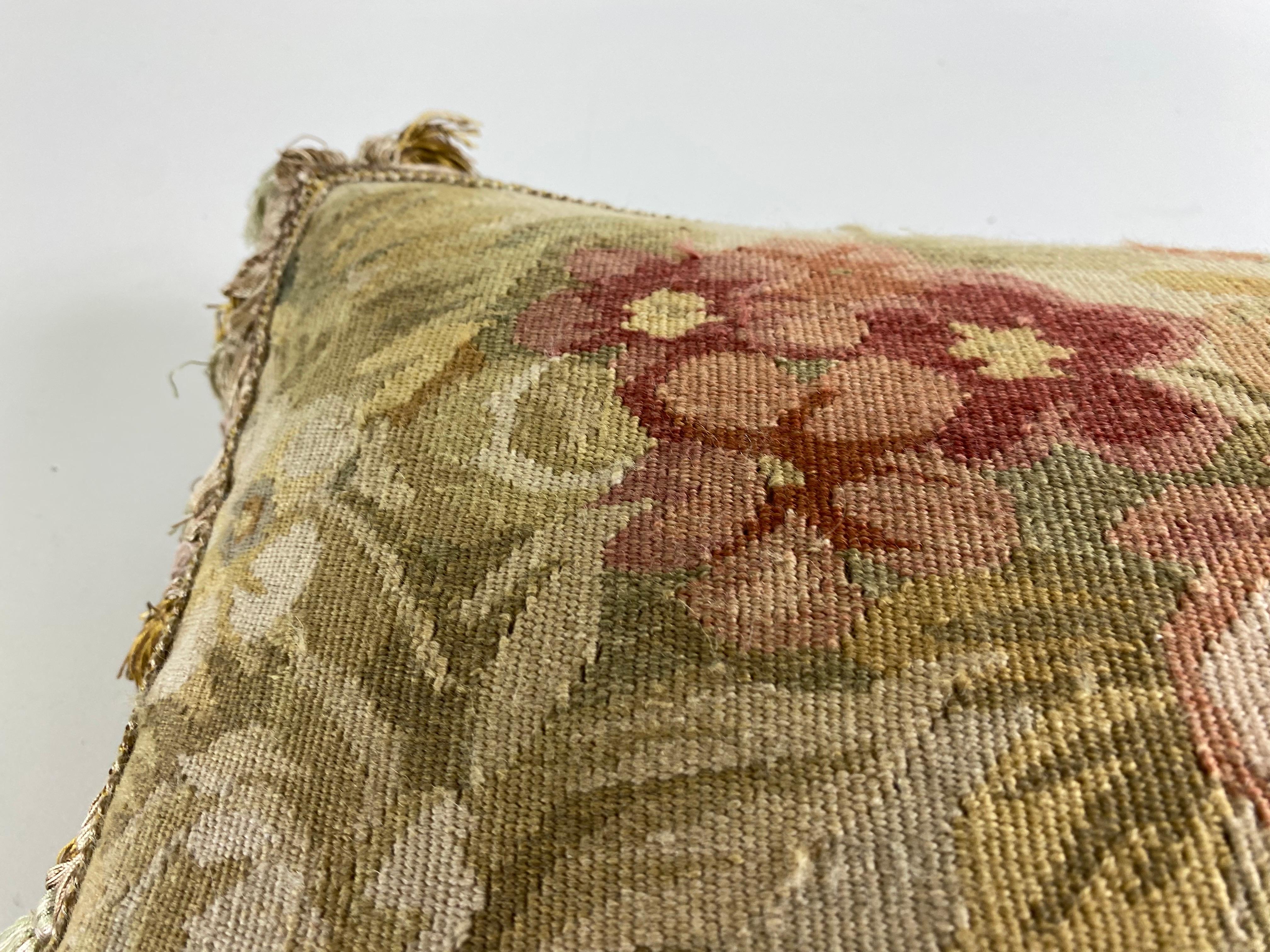 Vintage Aubusson-Wandteppich-Kissen mit Quasten und Blumenmuster (Stoff) im Angebot