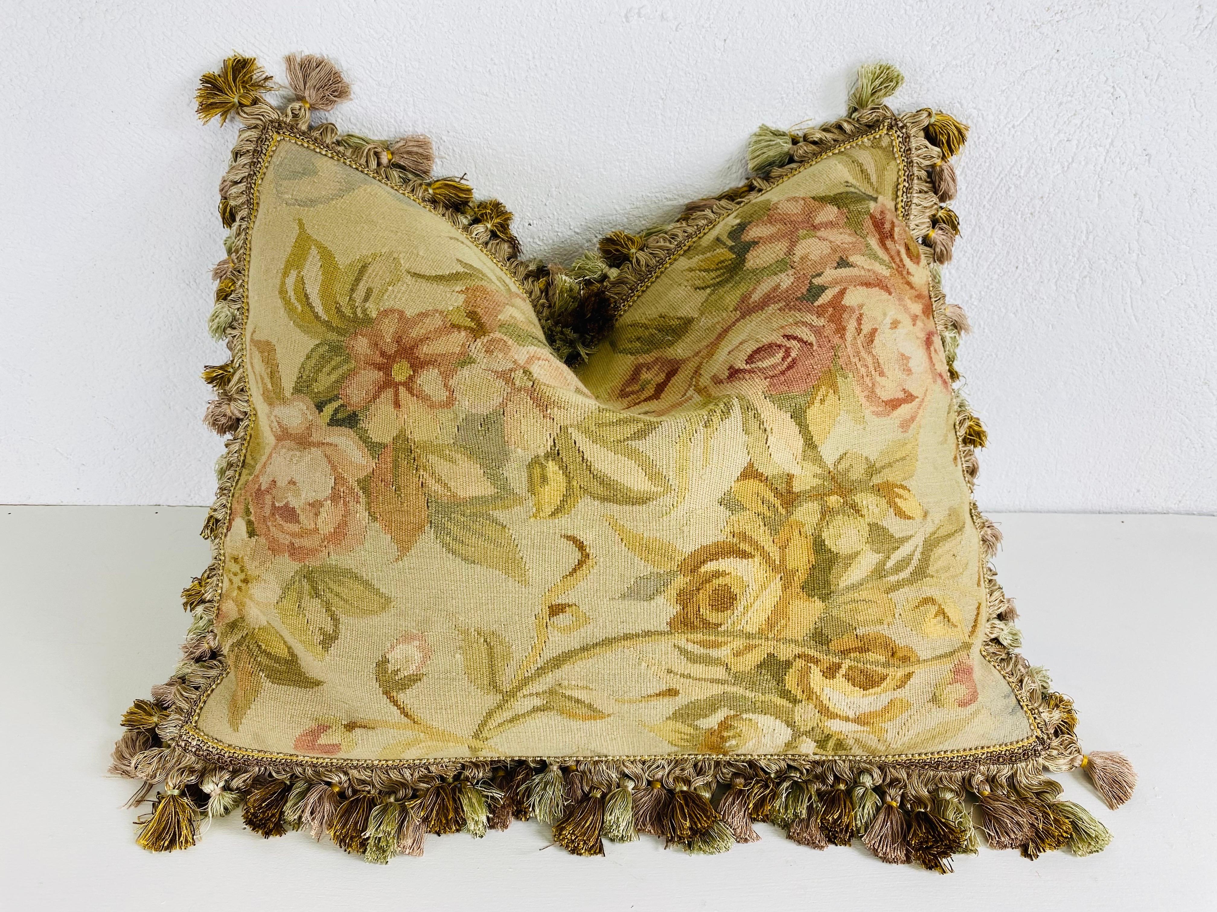 Arazzo Cuscino arazzo Aubusson floreale con nappe d'epoca in vendita