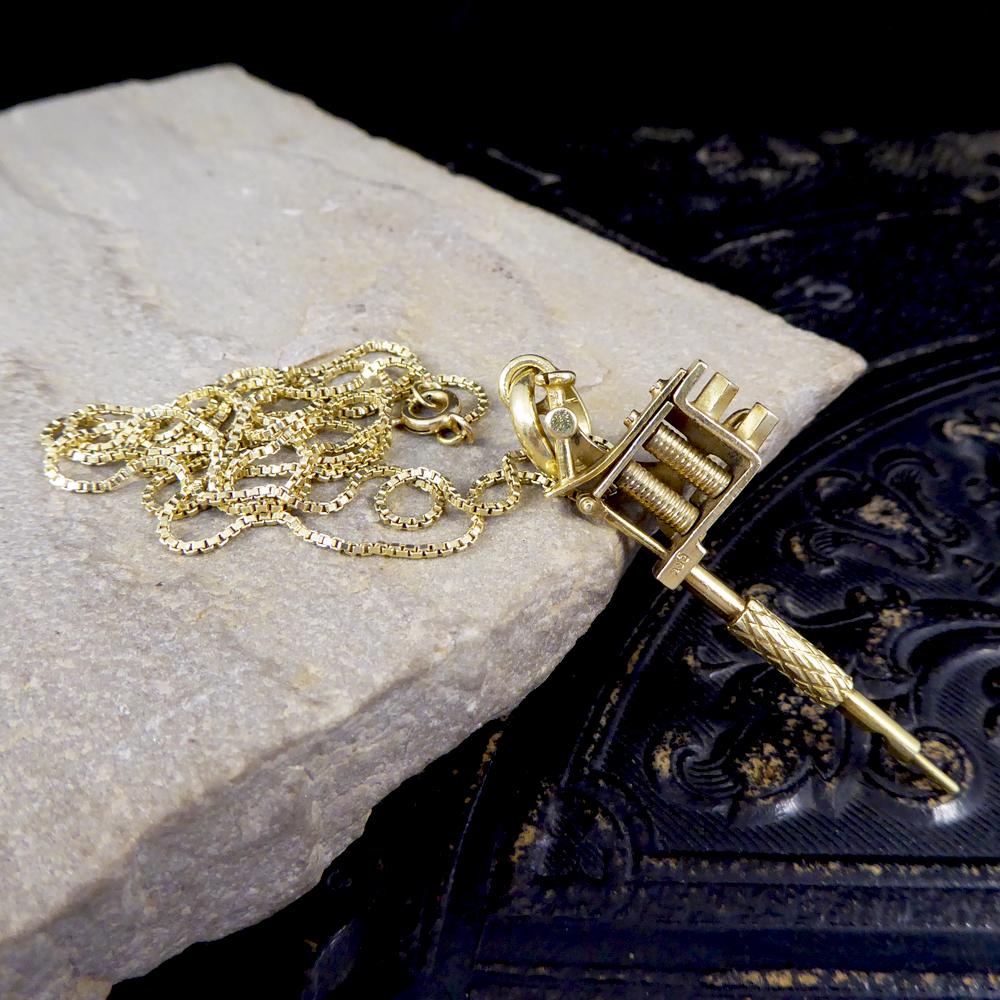 Such a lovely unique vintage tattoo ink gun pendant, with such exquisite detail this beautiful piece been crafted from 14ct Yellow Gold with a clear .585 mark. This pendant is worn as a necklace on a 14ct Yellow Gold box chain.

Condition: Very