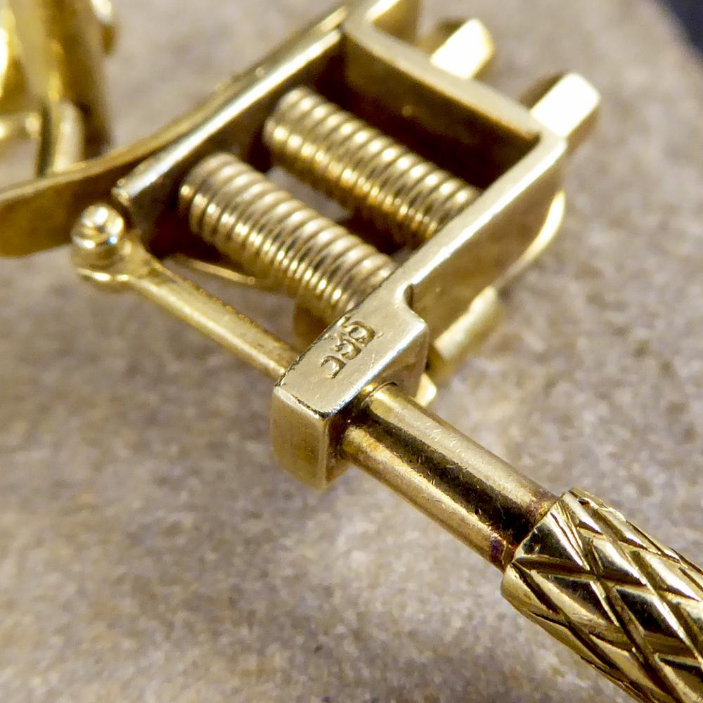 Vintage Tatoo Ink Gun in 14 Carat Yellow Gold on Long Yellow Gold Box Chain In Good Condition In Yorkshire, West Yorkshire