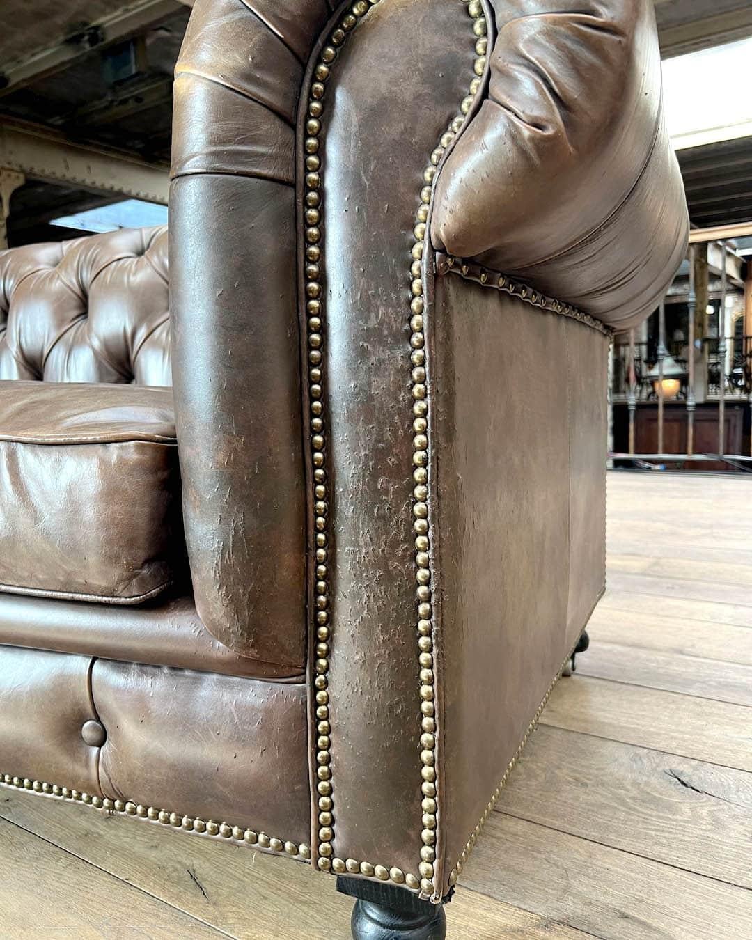 Vintage Taupe Leder Chesterfield Sofa, 1970er Jahre im Angebot 8