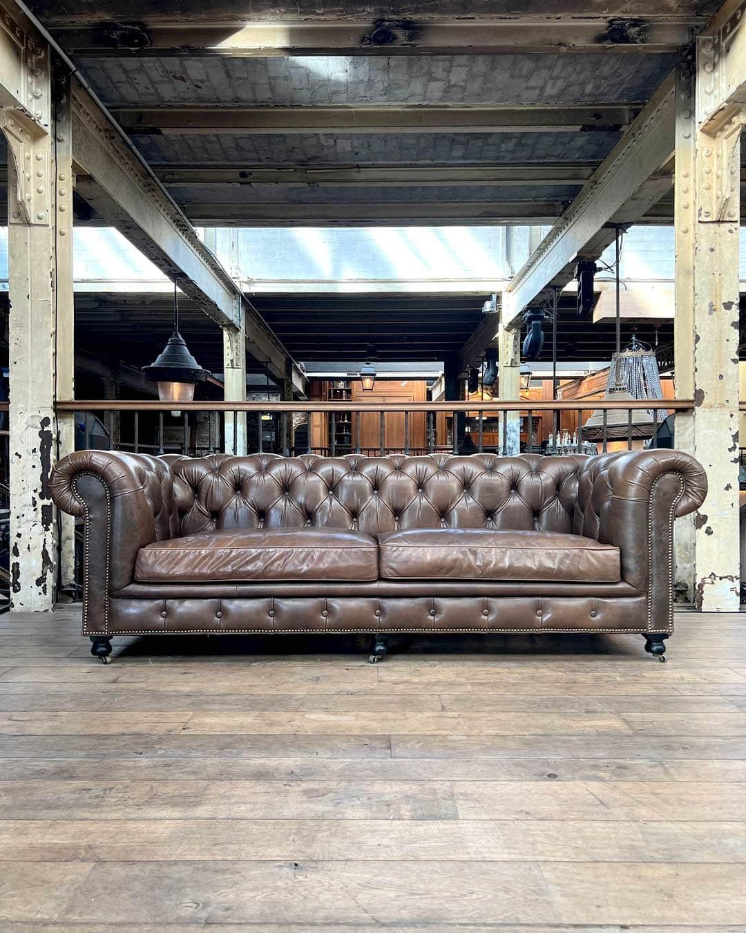 Vintage Taupe Leder Chesterfield Sofa, 1970er Jahre im Zustand „Gut“ im Angebot in TOURCOING, FR