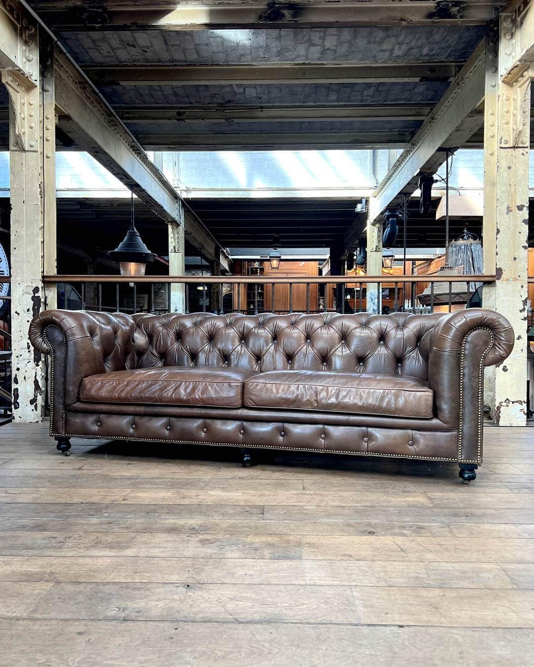 Vintage Taupe Leder Chesterfield Sofa, 1970er Jahre im Angebot 1