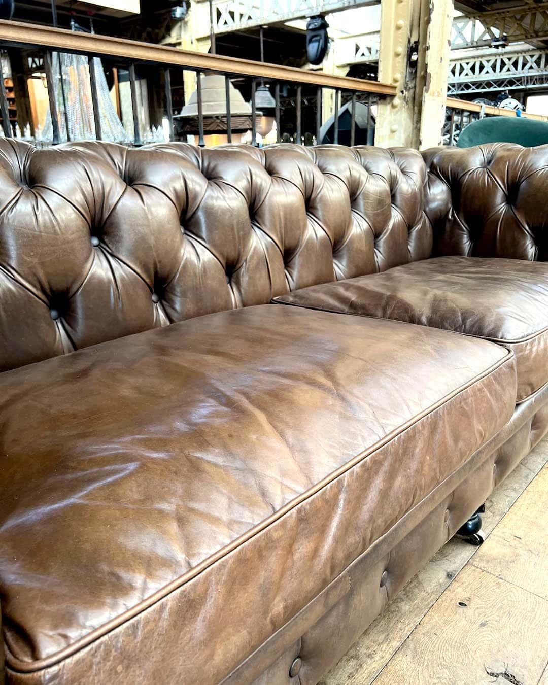 Vintage Taupe Leder Chesterfield Sofa, 1970er Jahre im Angebot 4