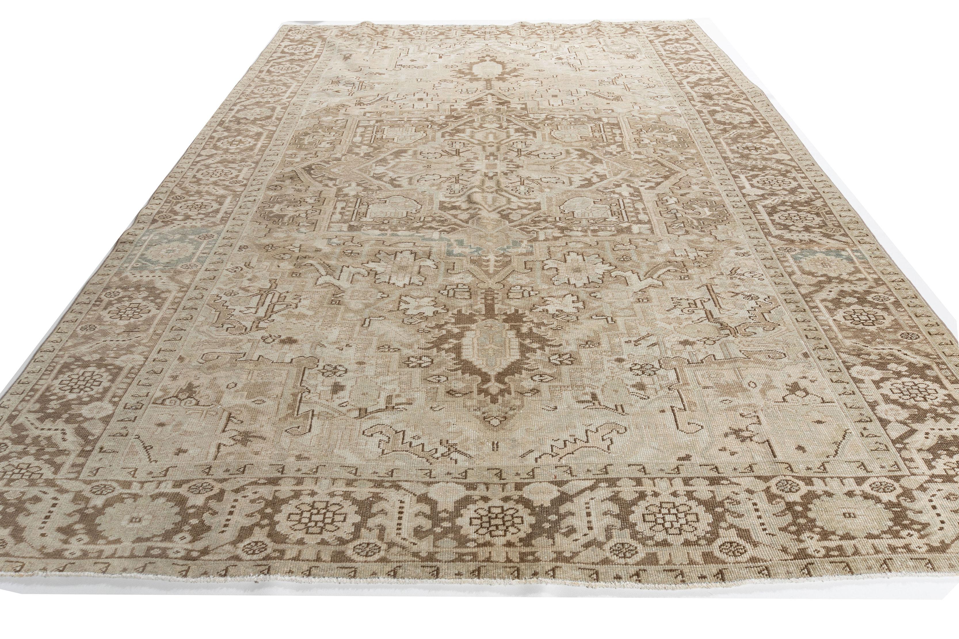 8'4 x 11'4. Aussi perpétuellement à la mode qu'ils sont collectionnables, les tapis traditionnels de luxe Heriz sont habilement tissés dans des couleurs vibrantes et des motifs géométriques emphatiques. Le district de Heriz, dans le nord-ouest de la