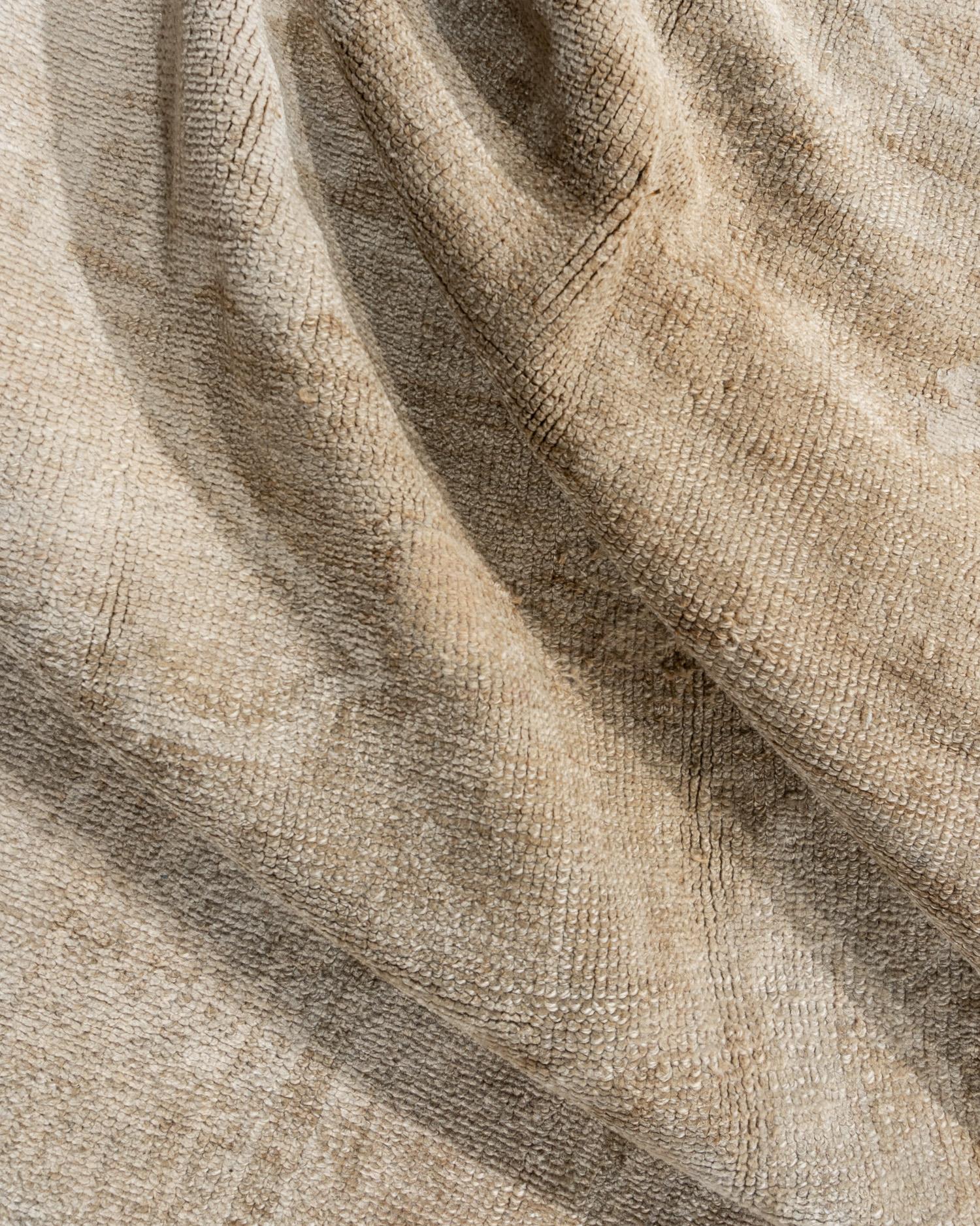 6'7 X 12'5. Aus Kars im Nordosten der Türkei stammen diese handgeknüpften hellen Teppiche, die den Oushaks ähneln und zu den beliebtesten Orientteppichen gehören. Sie sind bekannt für die hohe Qualität ihrer Wolle, ihre schönen Muster und warmen