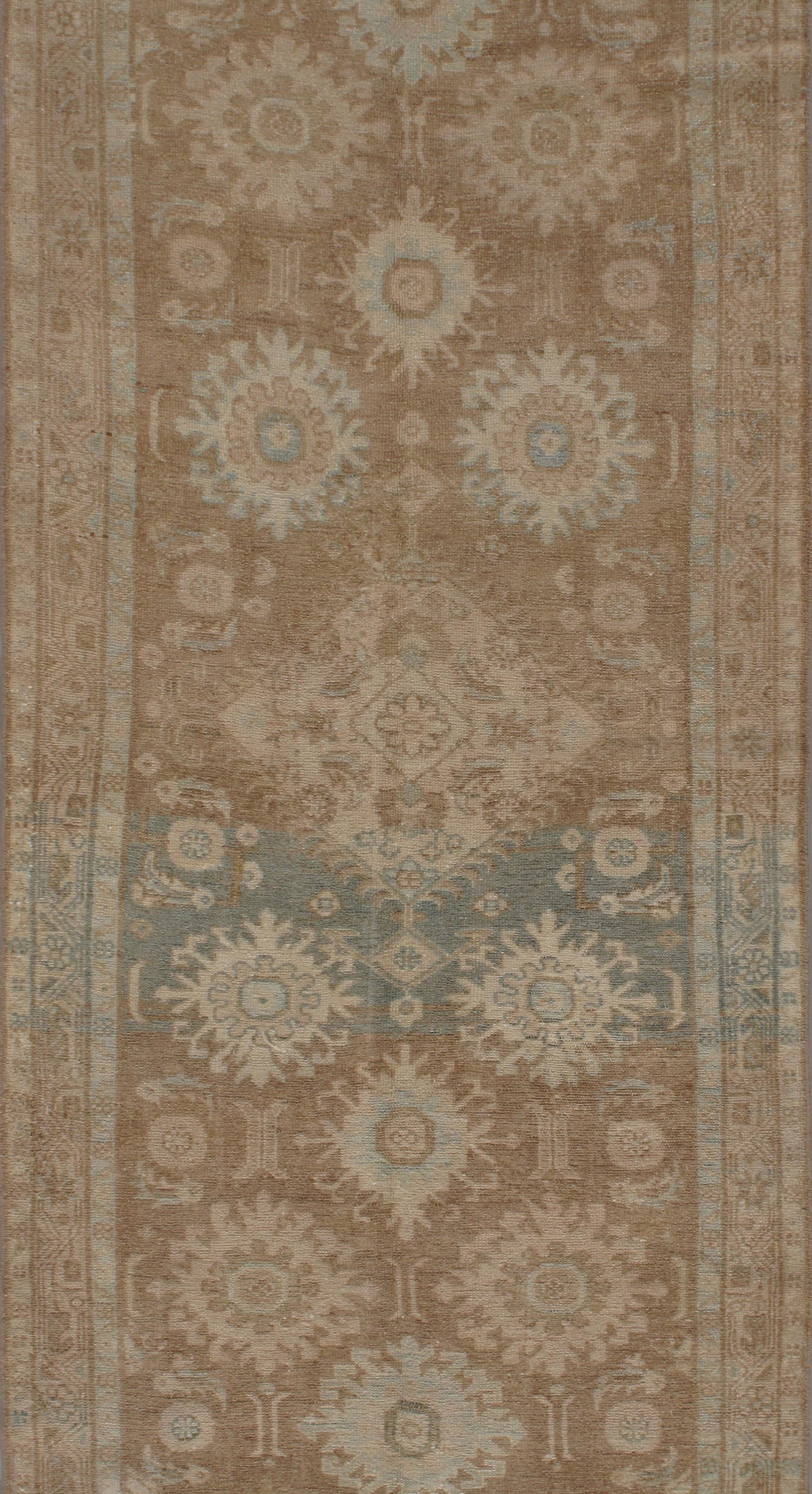 3' x 9'7. Los Oushak son conocidos por sus paletas suaves combinadas con un dibujo excéntrico. Oushak, en el oeste de Turquía, tiene la historia más larga de tejido continuo de alfombras, que se remonta al menos a mediados del siglo XV. Siempre ha
