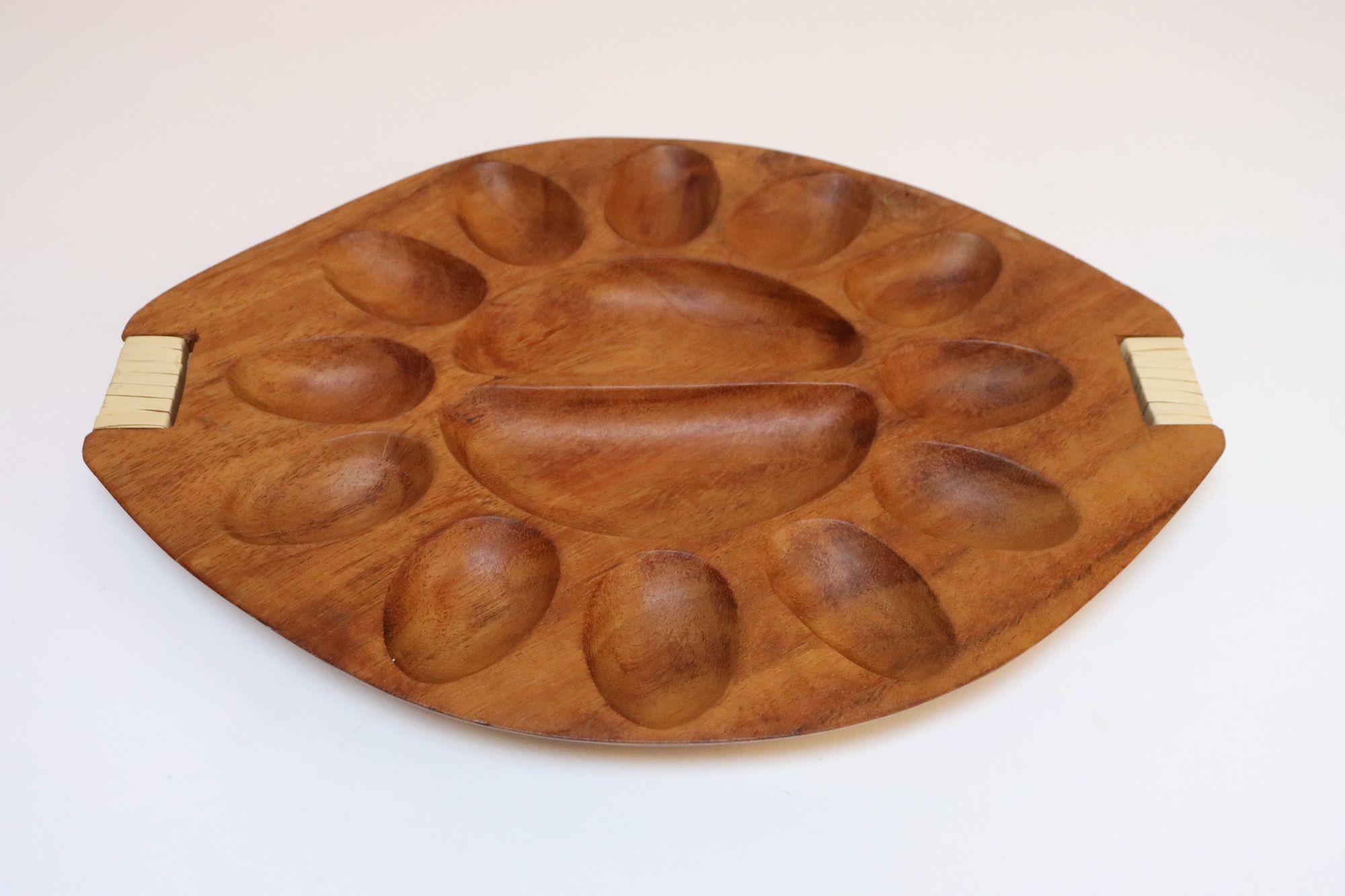 Modernes Tablett für gefüllte Eier (Modell #531) aus Taverneau-Holz mit Griffen aus Rattan, entworfen von Arthur Umanoff für Pantalcraft als Teil einer Serie von Holzgeschirr, das in Haiti geschnitzt und bearbeitet und über Raymor vertrieben wurde