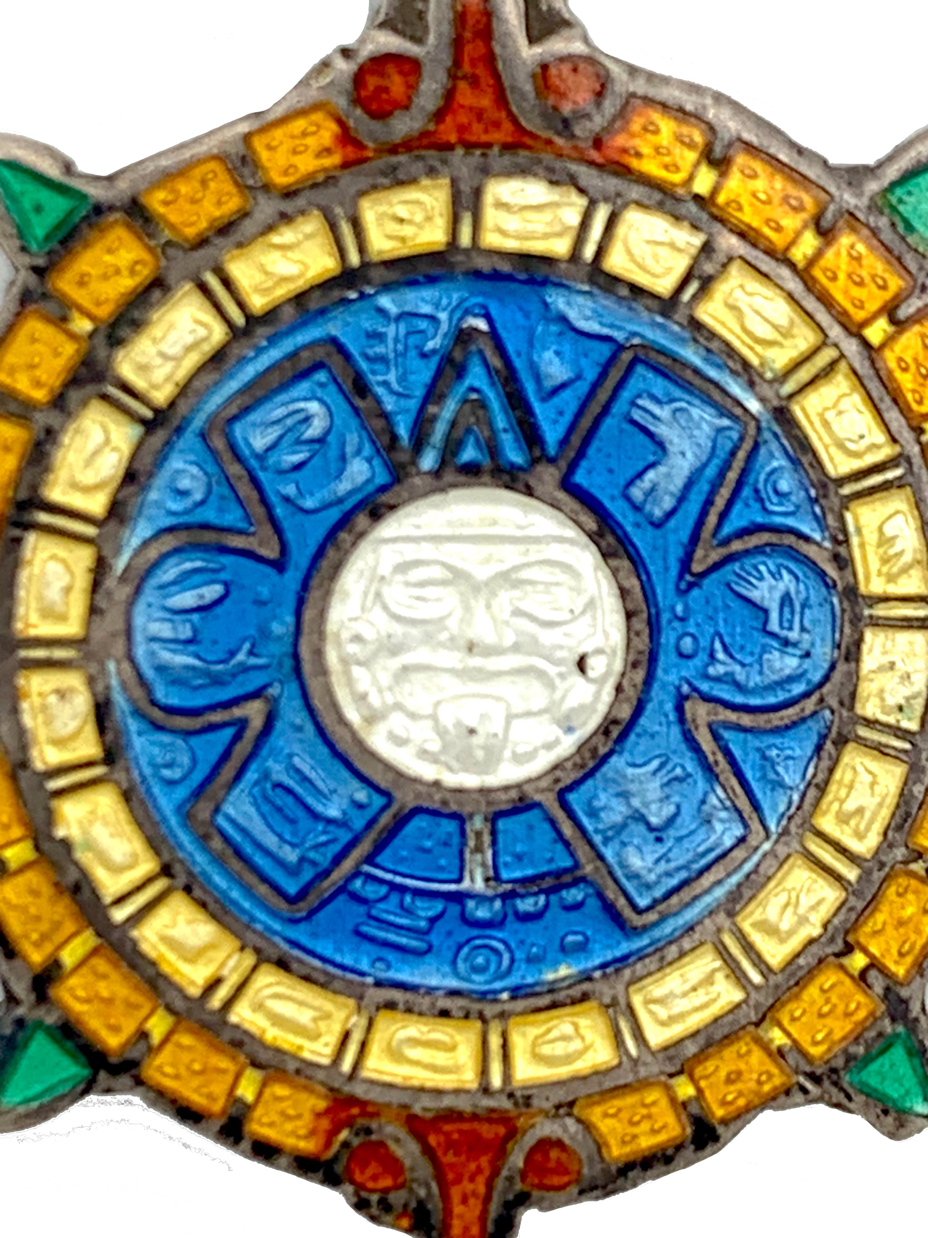 Artigiano Ciondolo d'epoca in argento sterling con motivo azteco policromatico e smalto guilloché di Taxco in vendita