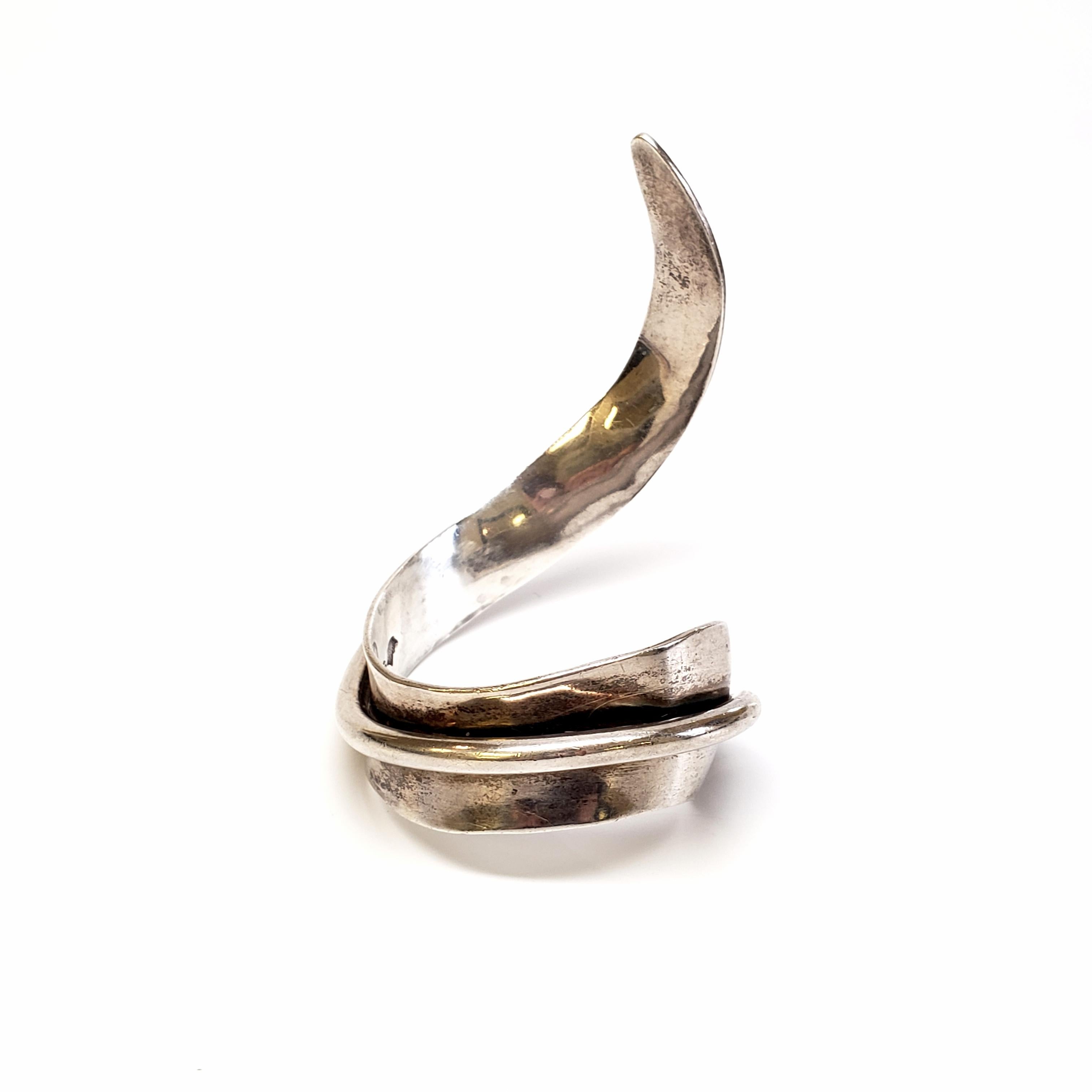 Vintage Taxco, Mexico 970 Silver twisted arm cuff.

Beautiful silver bracelet by renowned master silversmith, Antonio Pineda. The modernist design features a twisted design cuff that can be worn on the upper arm or wrist.

Measures 6 3/4