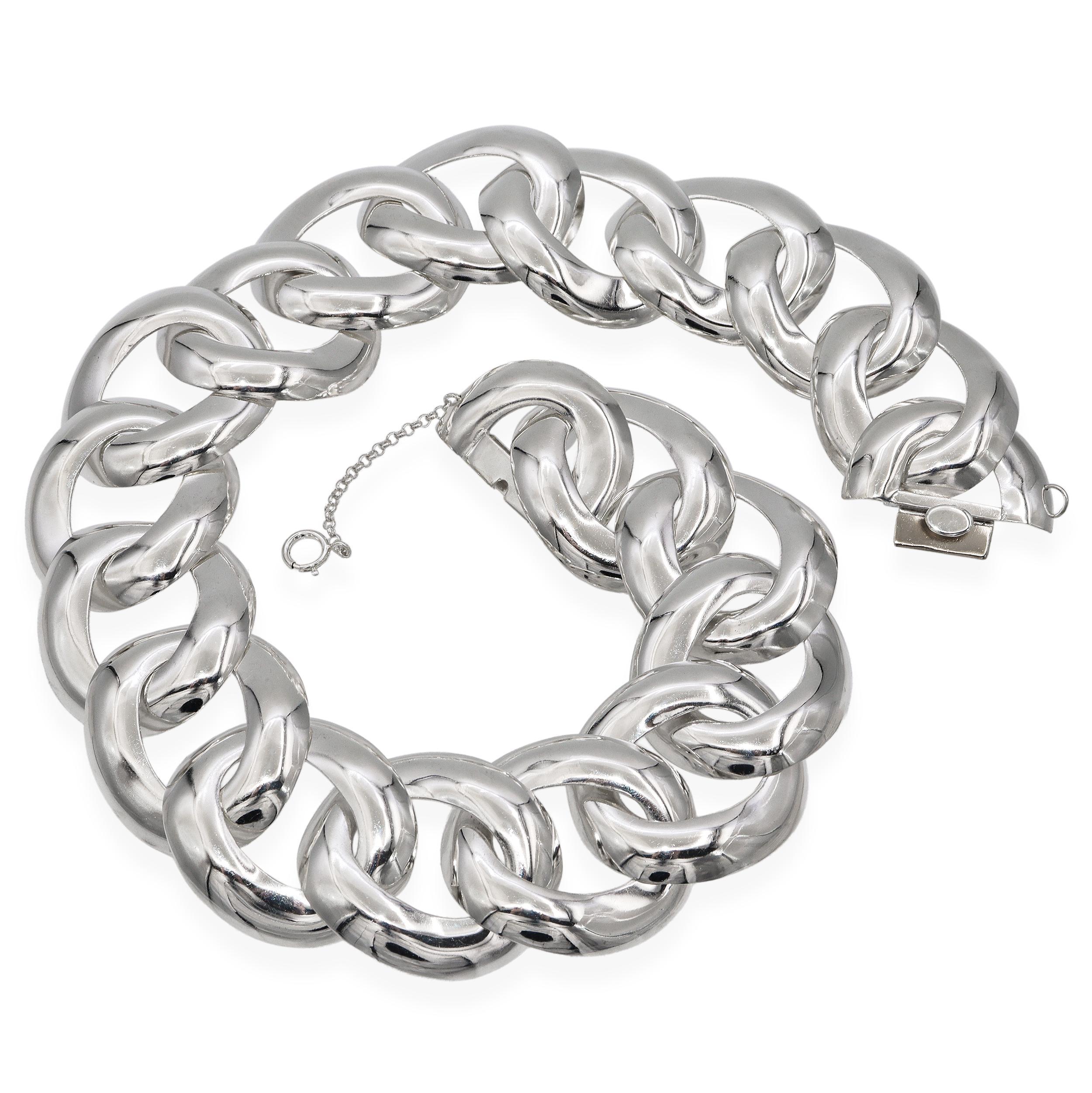 Audace e scultorea, questa collana vintage in argento Taxco Mexico presenta maglie a cordoncino sovradimensionate e intrecciate con una finitura liscia e lucida. Il design sorprendente mette in mostra la maestria artigianale per cui Taxco è