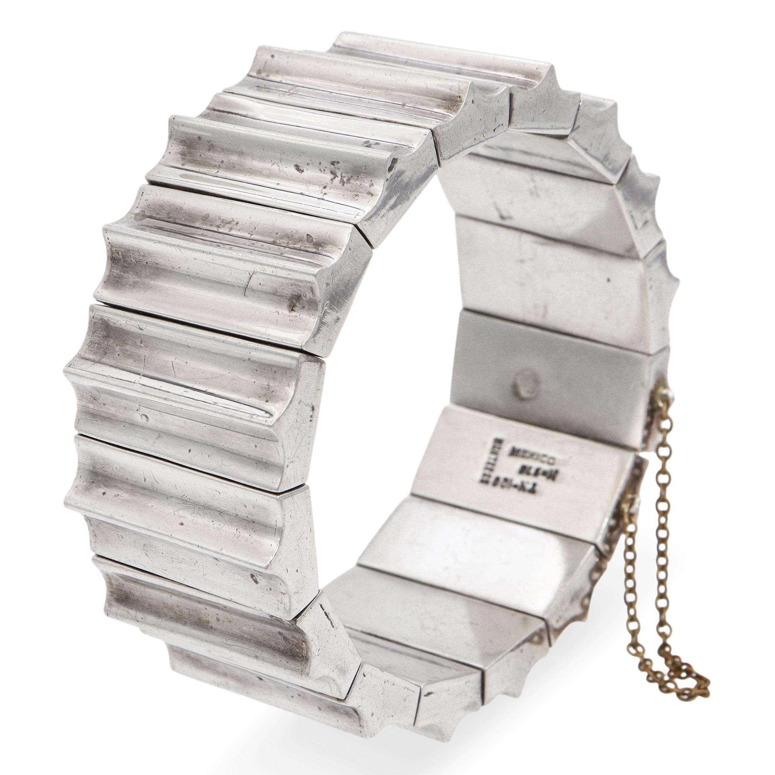 Kühnes Armband aus Sterlingsilber im Stil des mexikanischen Taxco, das ein skulpturales, modernistisches Blockdesign aufweist. Das Armband besteht aus massiven, kantigen Silbersegmenten mit tiefen, geriffelten Konturen, die ein markantes,