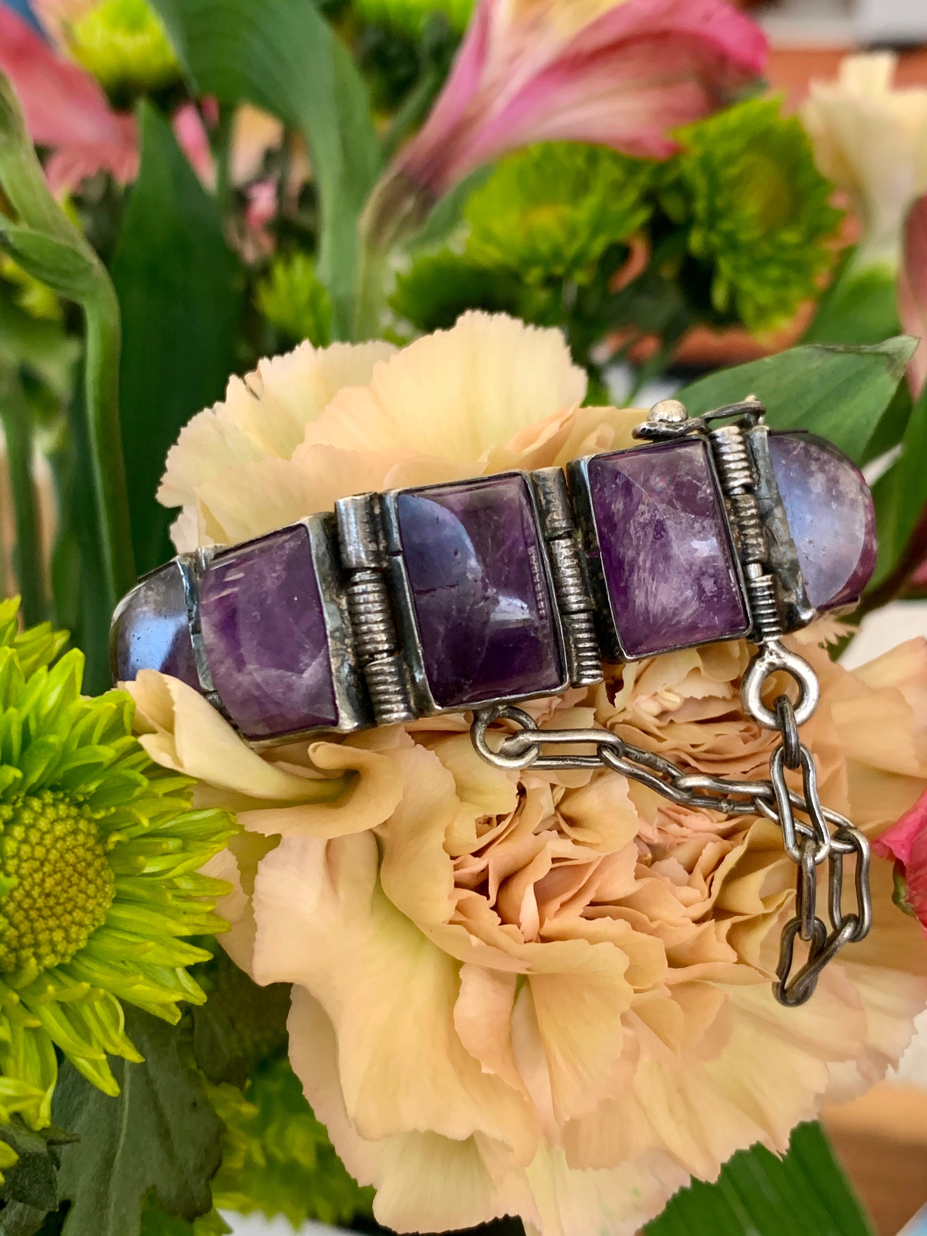 This vintage Taxco Silver and Amethyst Quartz bracelet has 12 rectangle Amethyst Quartz stones - each one is 3/8” long x 5/8” wide

Total bracelet dimensions = 7” long x 5/8” wide

Pin clasp with safety chain

Stamped TAXCO 980

Weight: 56.9