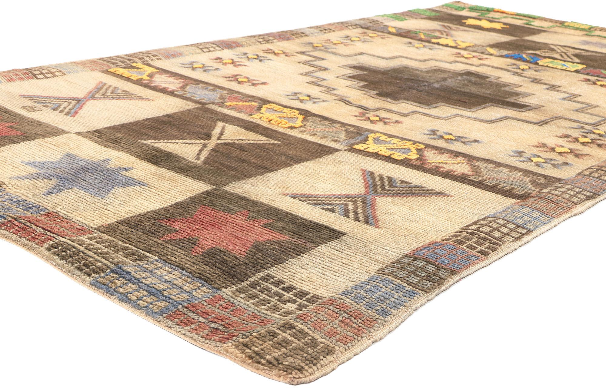 20471 Tapis marocain Vintage Taznakht, 04'09 x 09'00. 
Ce tapis marocain Taznakht vintage en laine noué à la main est un tapis tissé avec des styles distinctifs, créant des motifs géométriques envoûtants qui font écho à la riche histoire culturelle