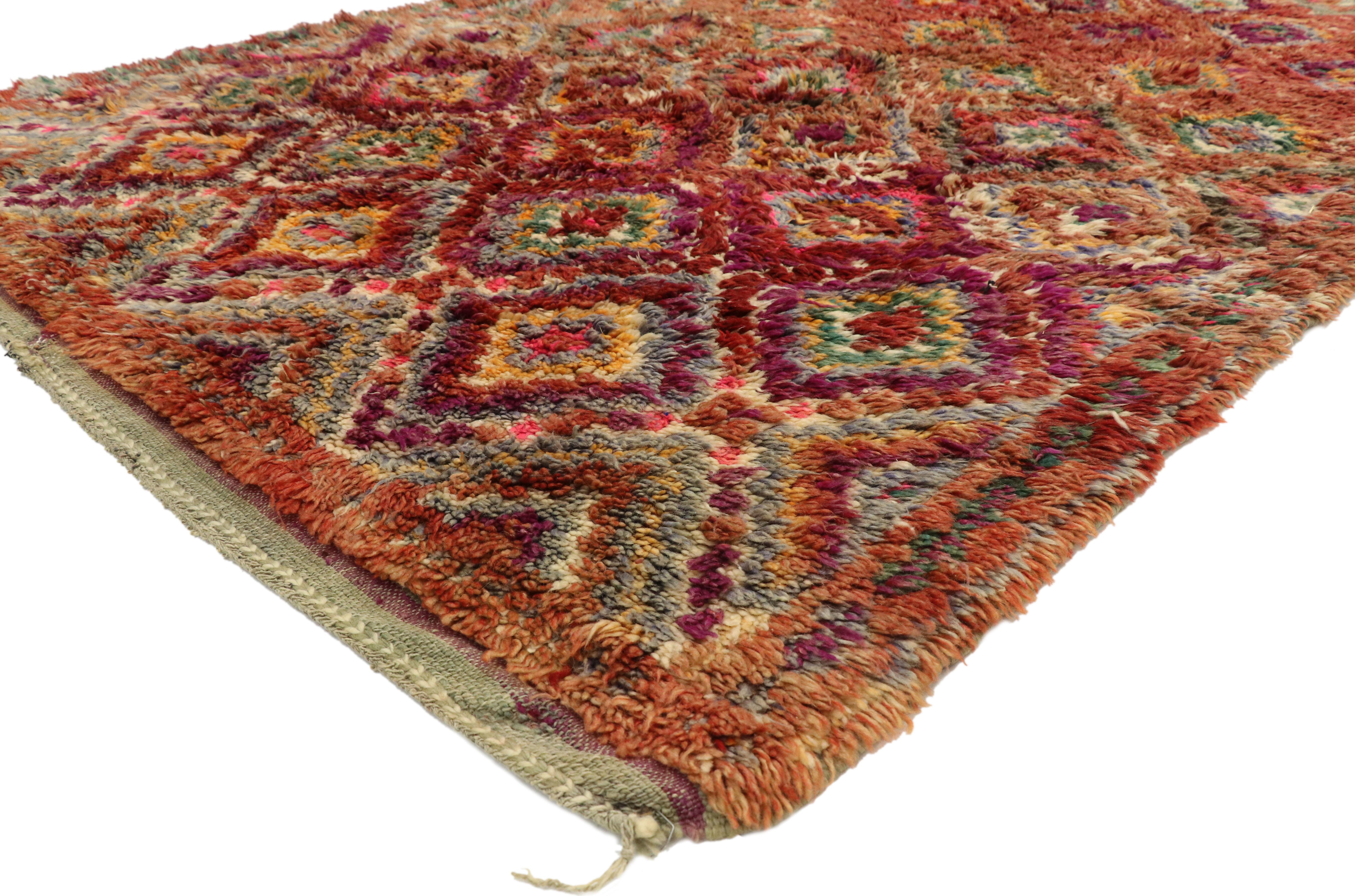 21014, vintage Taznakht Moroccan rug with diamond pattern and Mid-Century Modern style. This hand knotted wool vintage Berber Taznakht Moroccan rug features an all-over diamond lattice pattern composed of concentric diamonds. Like an endless