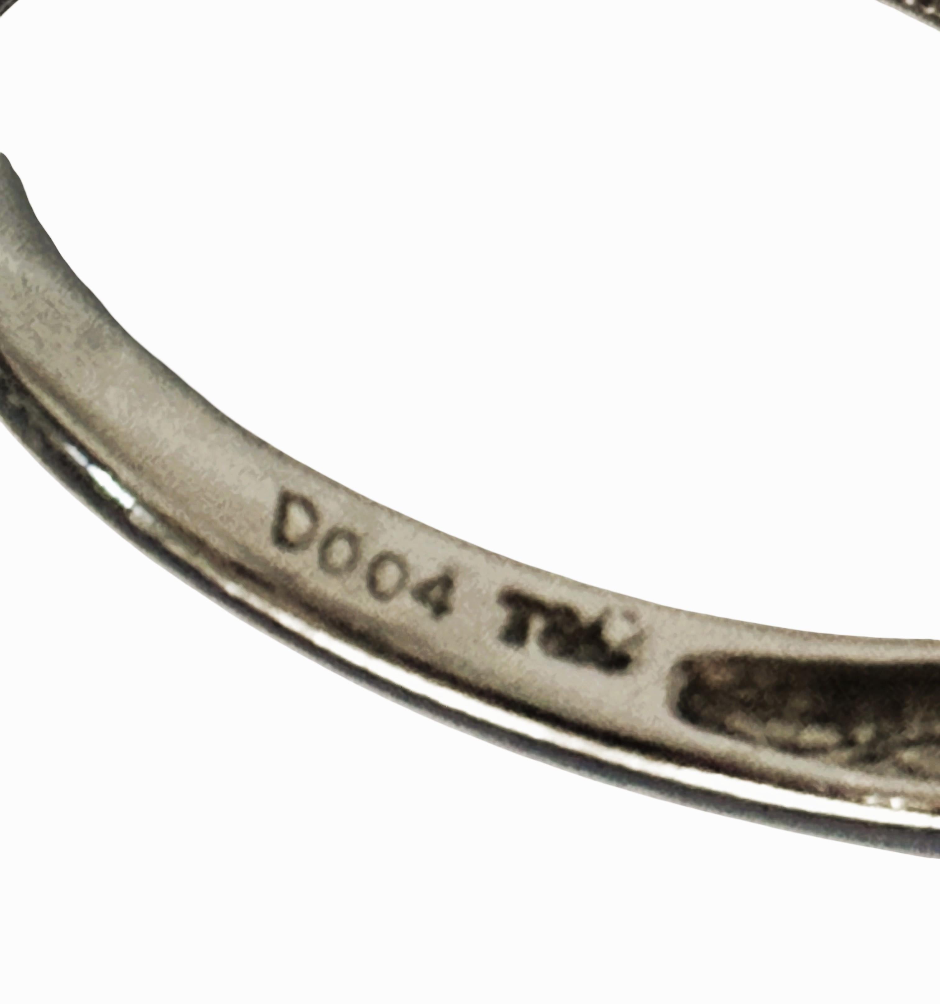 Dies ist ein schöner Vintage Ring.  Es ist eine Größe 7.  Er hat einen Aquamarin im Smaragdschliff, der 8 x 6 mm groß ist.   Es ist gebraucht und in ausgezeichnetem Zustand für sein Alter.  Das Band ist mit 