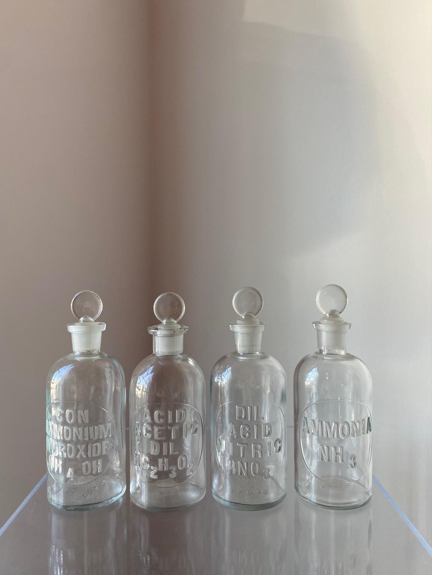Américain A.I.C. vintage Wheaton Co Glass Embossed Apothecary Bottles Set of 4 (Bouteilles d'apothicaire en verre gaufré) en vente
