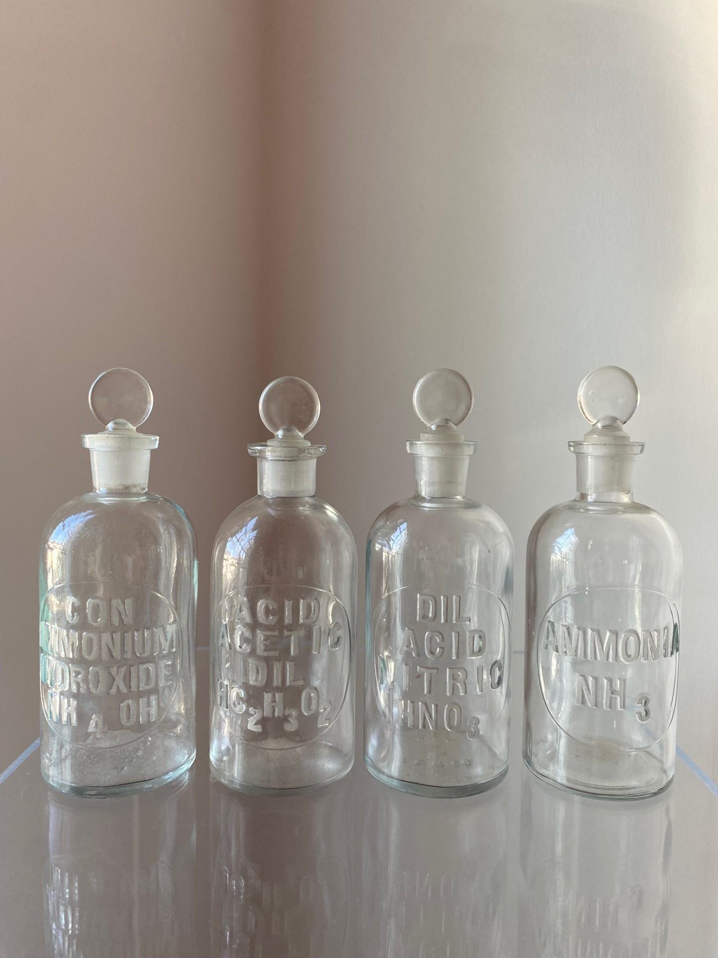 Fait main A.I.C. vintage Wheaton Co Glass Embossed Apothecary Bottles Set of 4 (Bouteilles d'apothicaire en verre gaufré) en vente