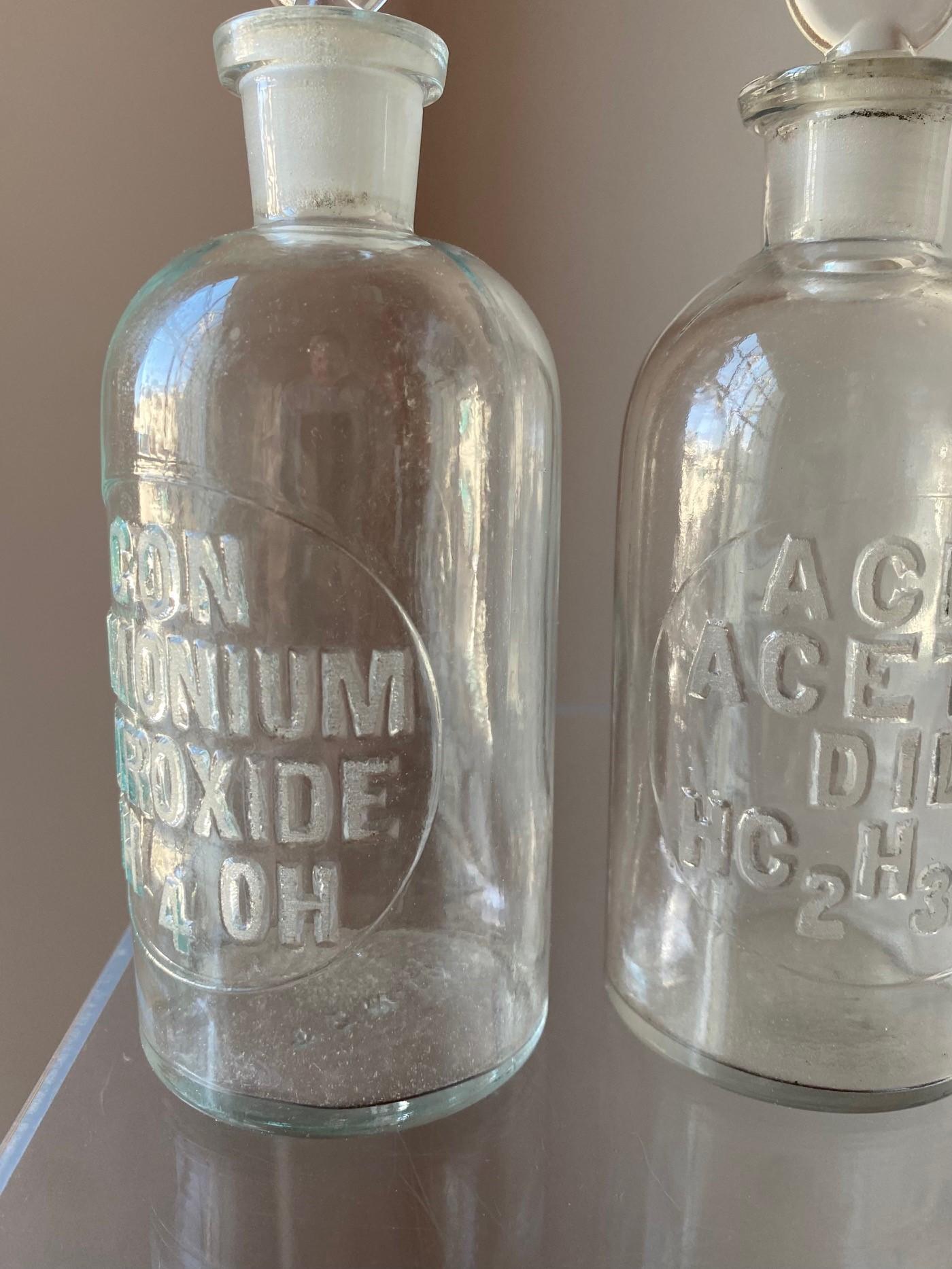 A.I.C. vintage Wheaton Co Glass Embossed Apothecary Bottles Set of 4 (Bouteilles d'apothicaire en verre gaufré) Bon état - En vente à San Diego, CA