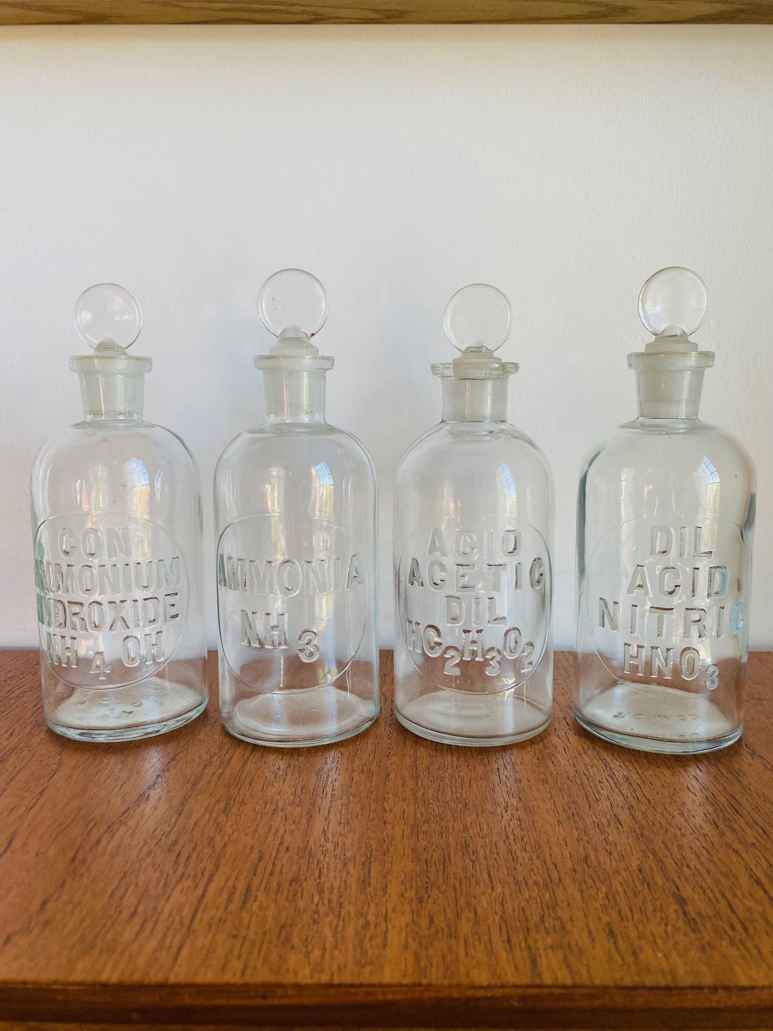 Verre A.I.C. vintage Wheaton Co Glass Embossed Apothecary Bottles Set of 4 (Bouteilles d'apothicaire en verre gaufré) en vente