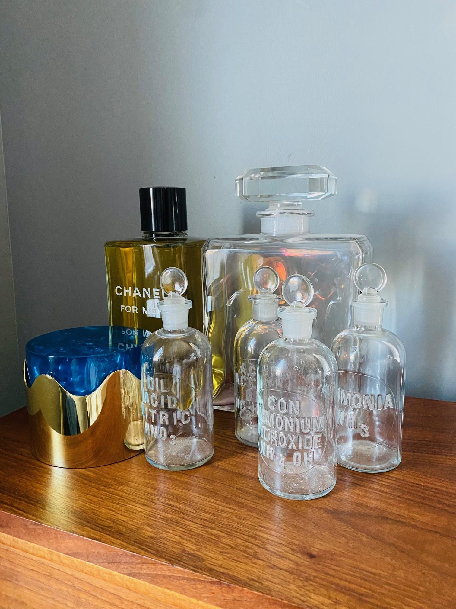 A.I.C. vintage Wheaton Co Glass Embossed Apothecary Bottles Set of 4 (Bouteilles d'apothicaire en verre gaufré) en vente 1