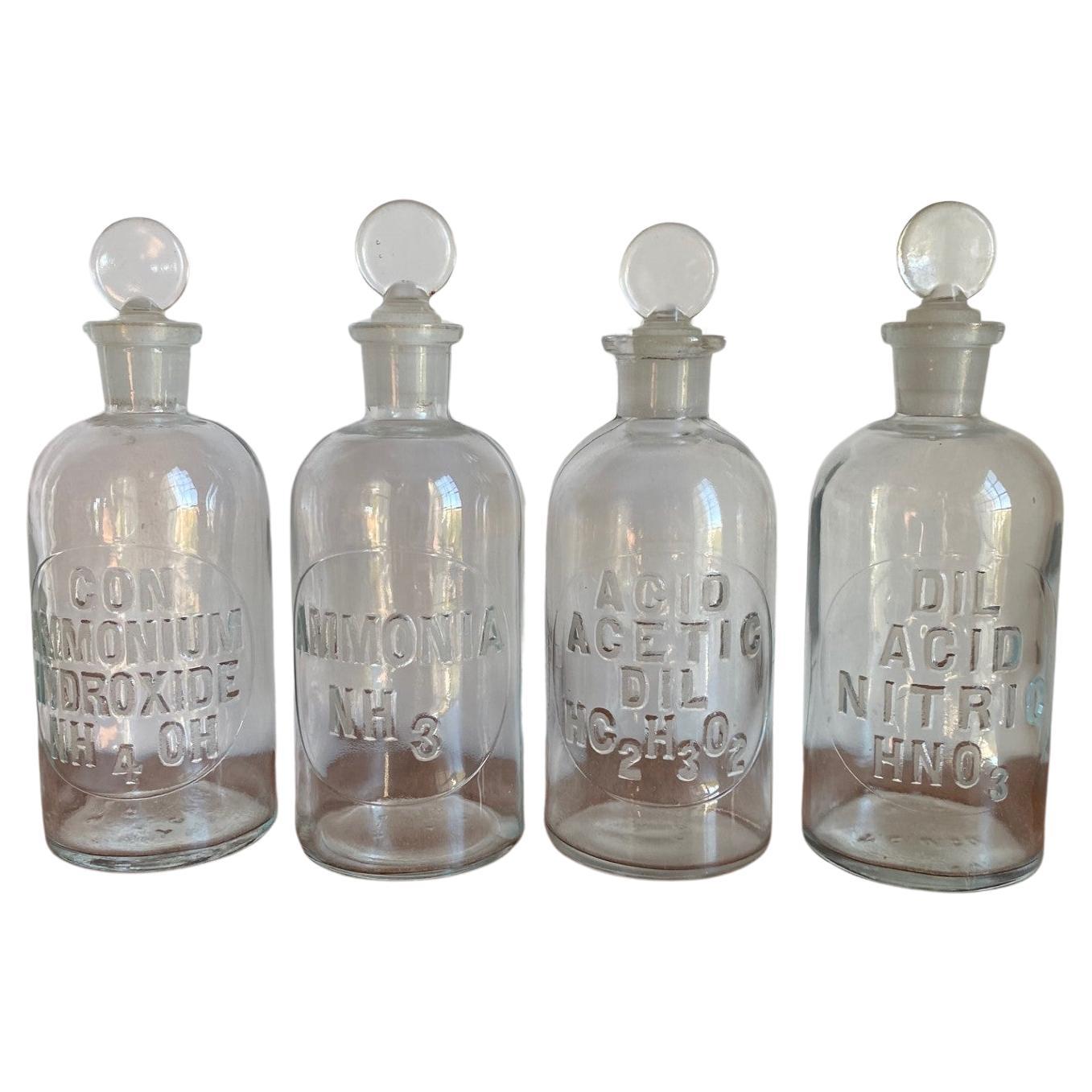 A.I.C. vintage Wheaton Co Glass Embossed Apothecary Bottles Set of 4 (Bouteilles d'apothicaire en verre gaufré) en vente
