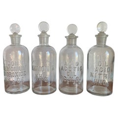 A.I.C. vintage Wheaton Co Glass Embossed Apothecary Bottles Set of 4 (Bouteilles d'apothicaire en verre gaufré)
