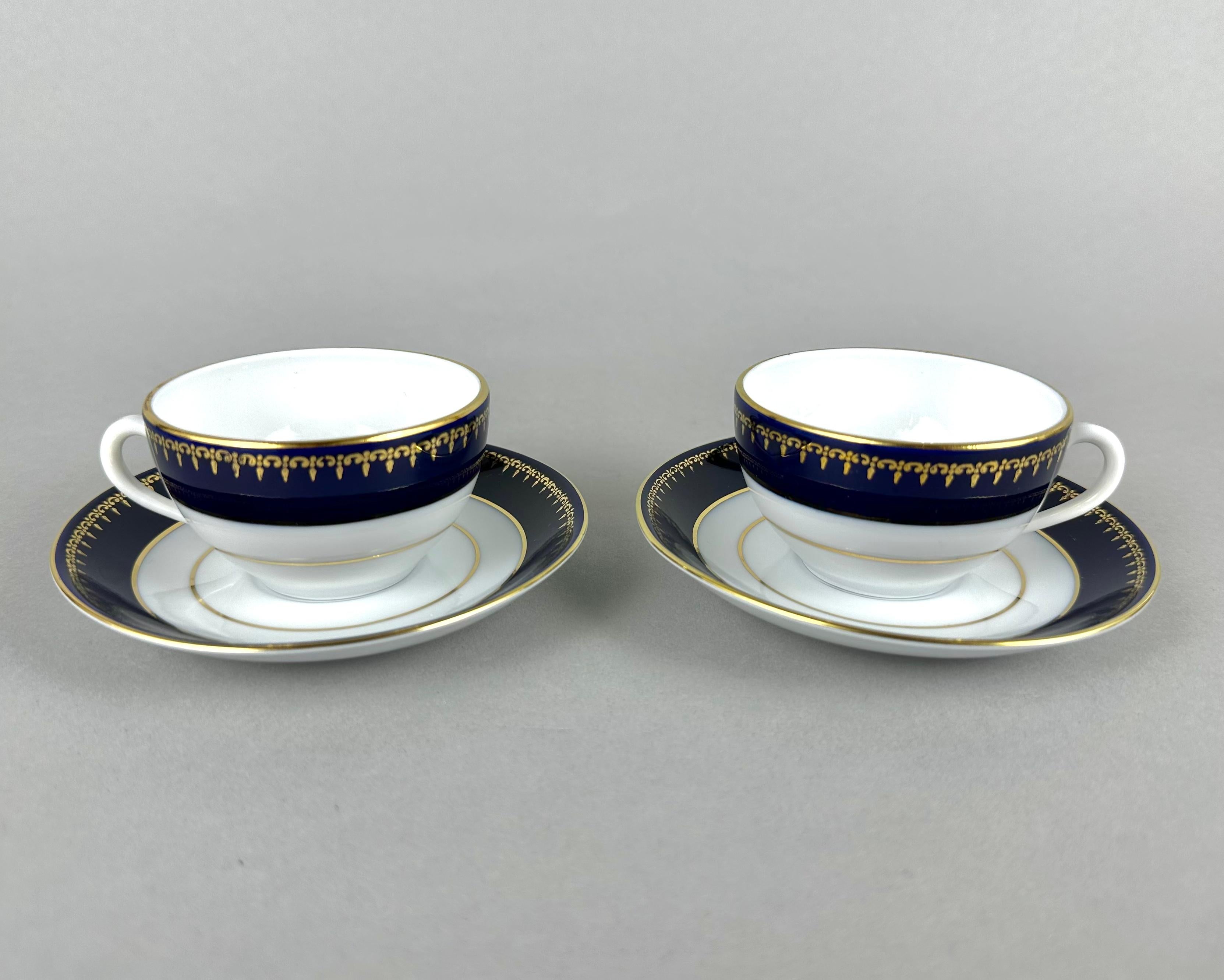 Service à café ou à thé en porcelaine vintage de Zsolney Manufacturer, Hongrie, années 1960.

Whiting se compose de 14 pièces en porcelaine de couleur blanc cassé avec des bords bleu cobalt et or.

Zsolnay crée de la porcelaine peinte à la main