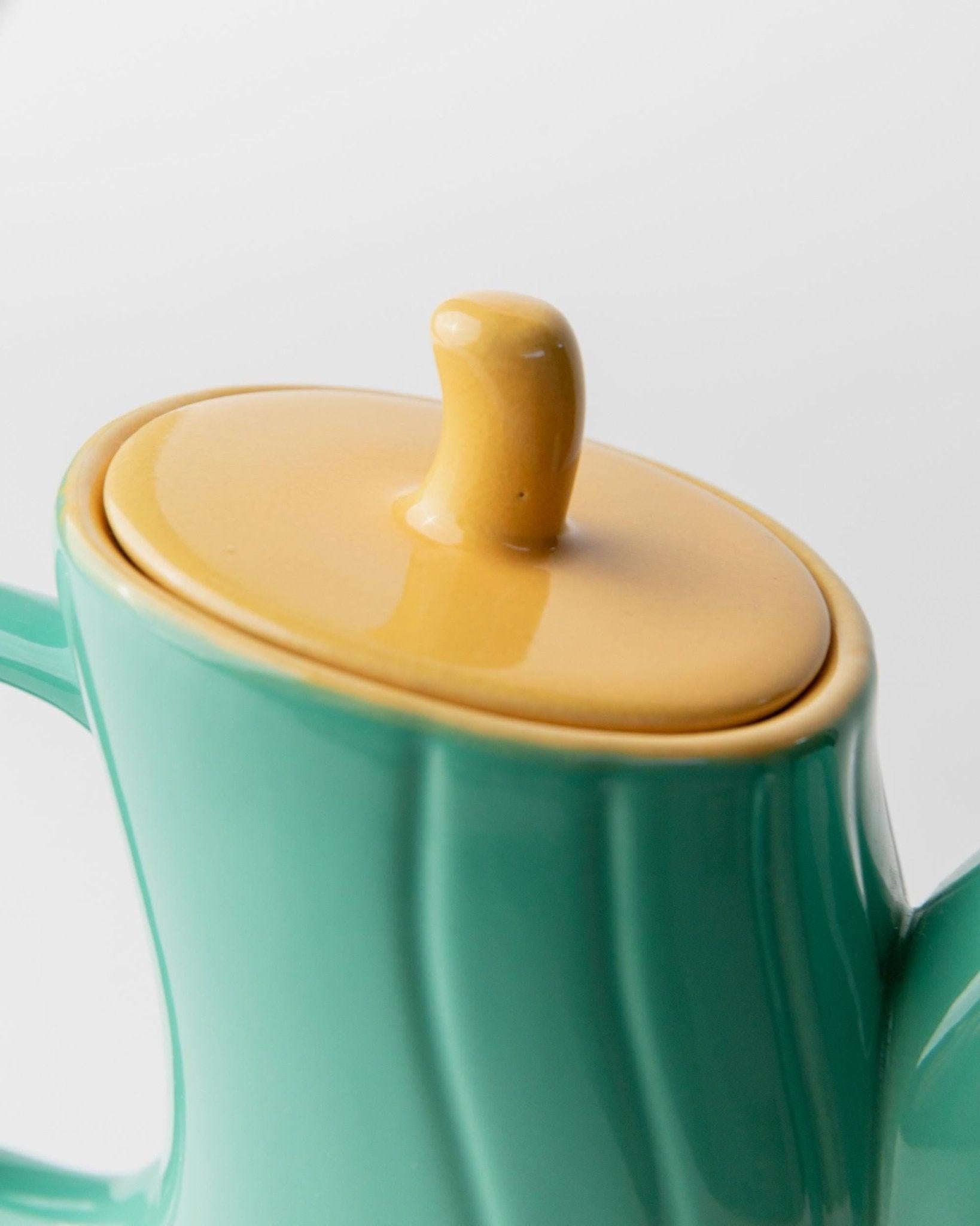 Théière vintage par M. A&M Ghini pour M-One - Turquoise et jaune, années 80

Cette théière vintage, conçue par Massimo Iosa Ghini pour Naj Oleari dans les années 1980, est un exemple ludique et audacieux du style postmoderne de Memphis. Avec sa