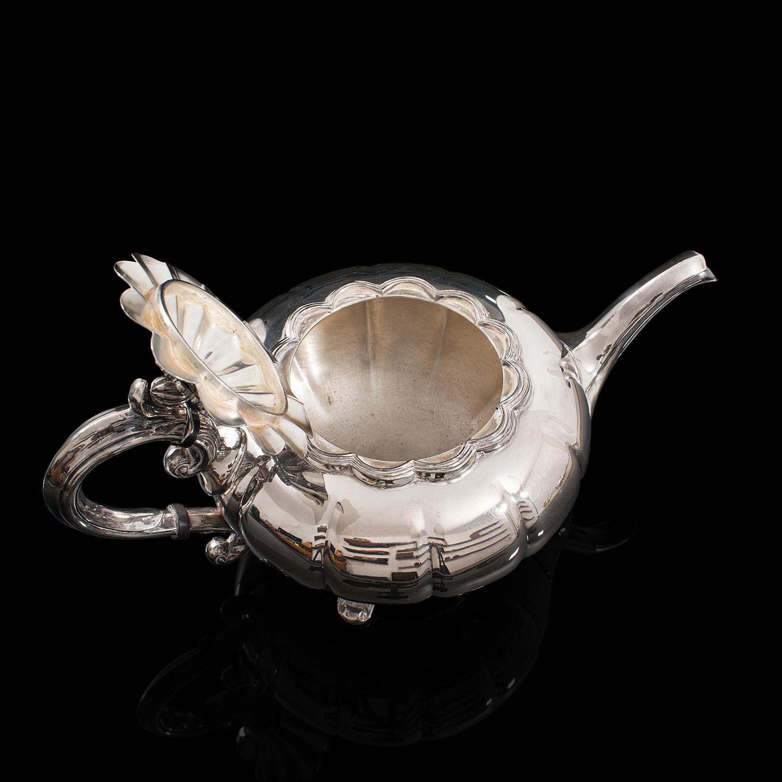 Vintage Tea Service, English, Silver Plated, Teapot, Dish, Viners of Sheffield In Good Condition For Sale In Hele, Devon, GB