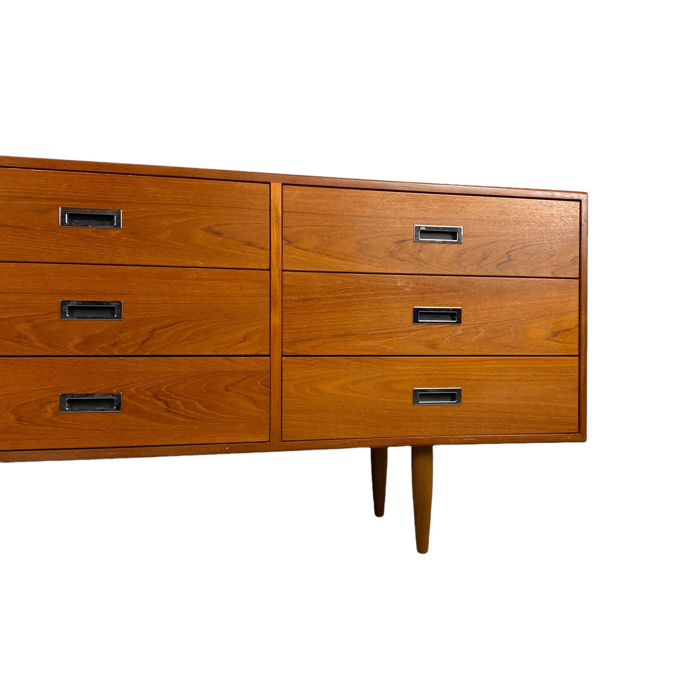 Vintage Teak 9-Drawer Dresser In Good Condition In Puslinch, ON