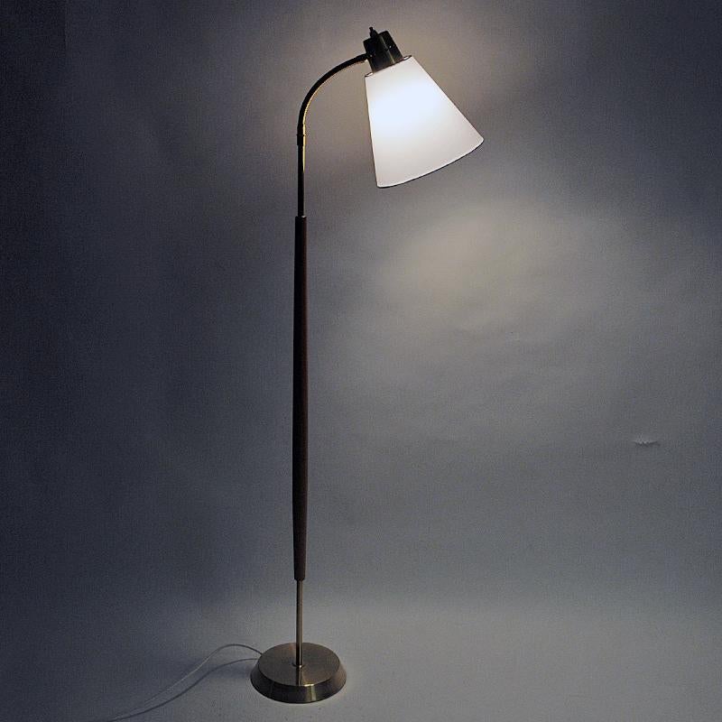 Perfect vintage teak and brass floor lamp mod 7218 from Borèns, Borås - Sweden 1950s. Classic midcentury lamp with a brass goose neck - to adjust the shade in different positions. Brass pole with a round brass lamp base. Midsection of the pole is of