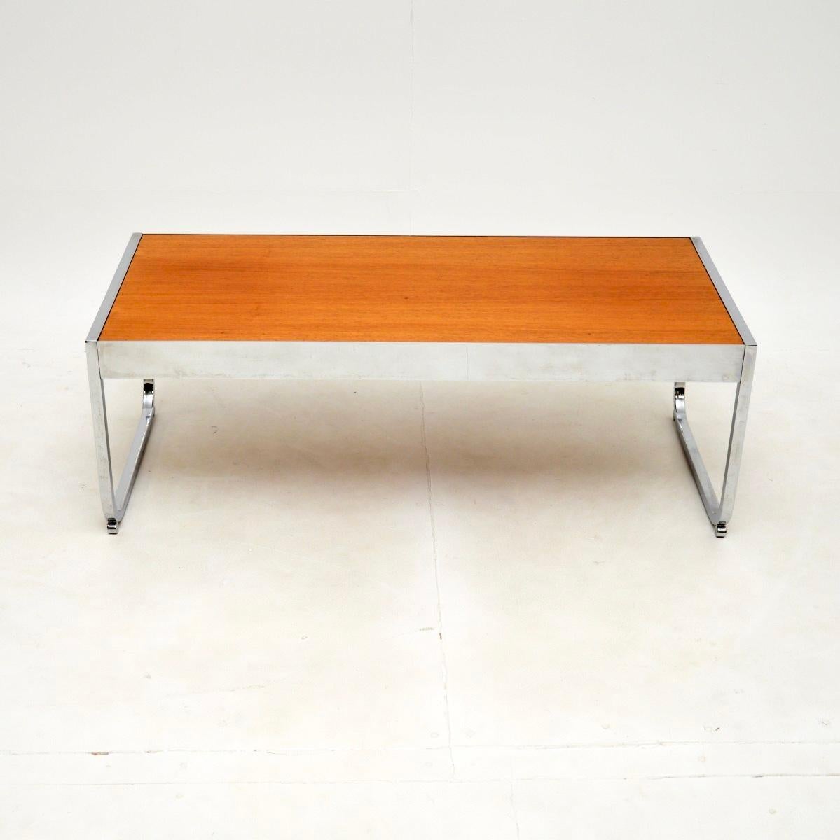 Ein eleganter und stilvoller Vintage Couchtisch aus Teakholz und Chrom von Howard Miller, hergestellt in England und aus den 1970er Jahren.

Es ist von schöner Qualität, schön gestaltet und hat eine praktische Größe. Das verchromte Gestell hat