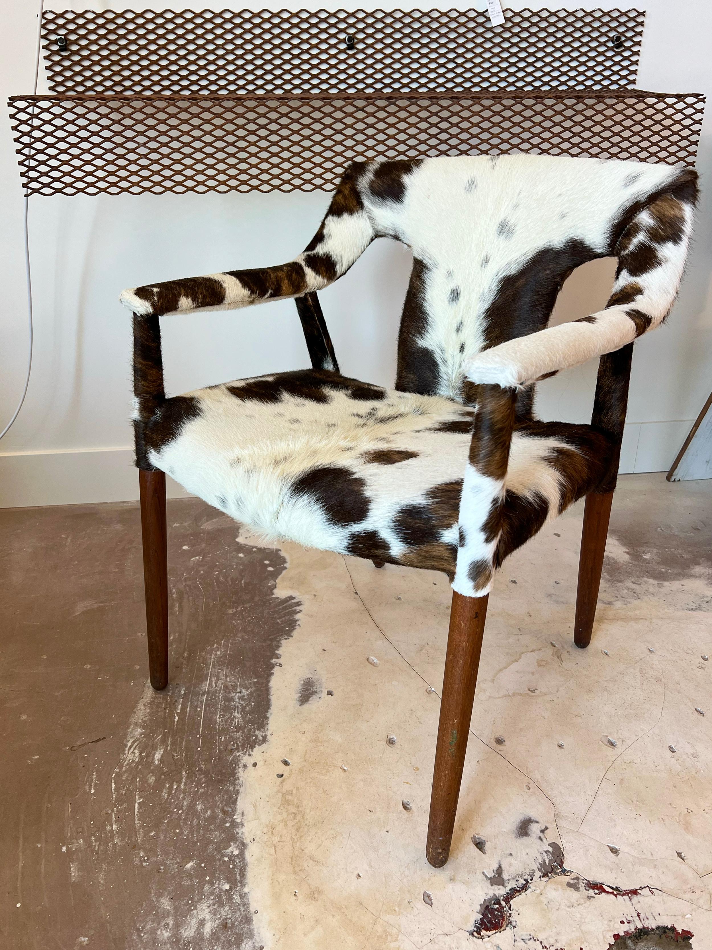 Easy/lounge chair by Ejner Larsen and Axel Bender Madsen. Teak and upholstered in a single cowhide. Great condition with new foam and upholstery and great vintage patina on the solid teak frame. Some really understated lines and a lovely profile on