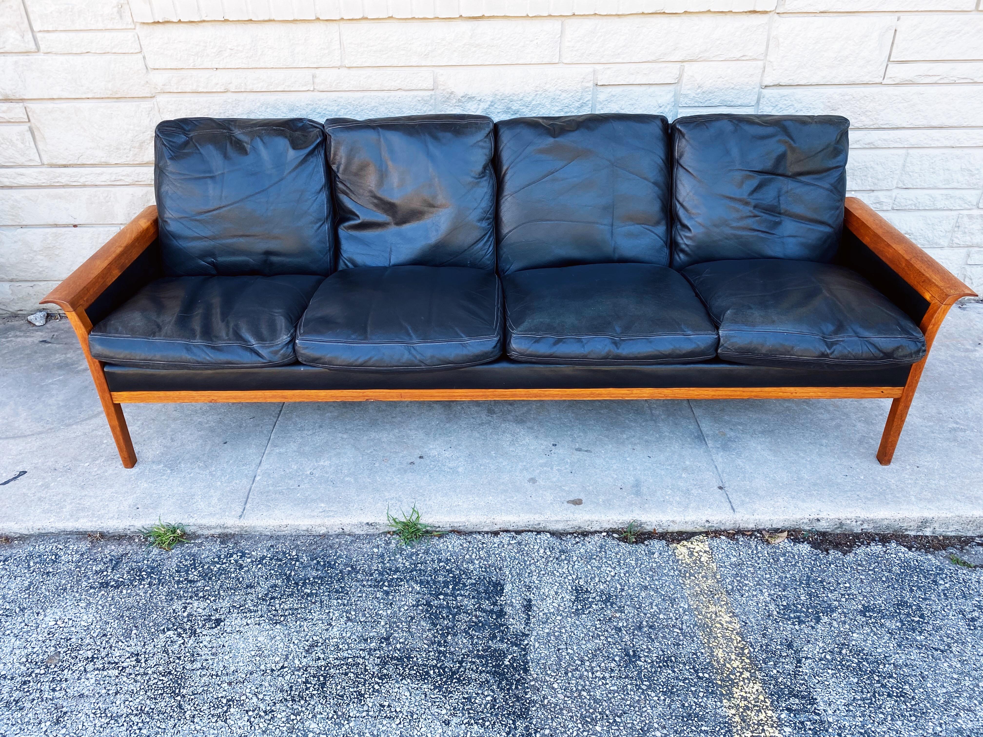 This vintage 4-seat teak and black leather sofa by Knut Saeter for Vatne Mobler is in overall excellent condition. Down cushions. Commonly misattributed to Hans Olsen,
circa 1960s, Norway.
Dimensions:
88