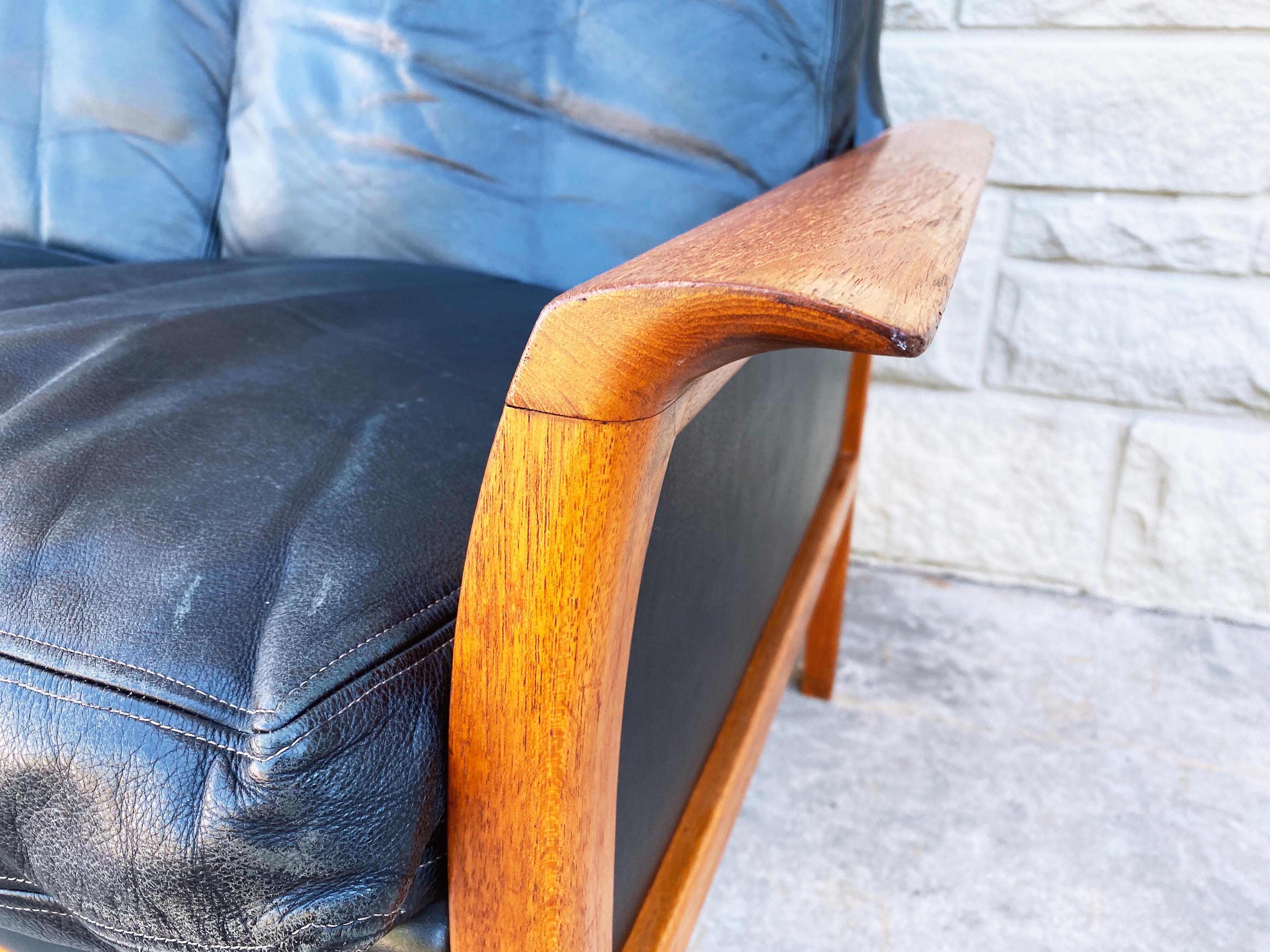 Vintage Teak and Leather 4-Seat Sofa by Knut Saeter for Vatne Mobler circa 1960s In Good Condition In San Antonio, TX