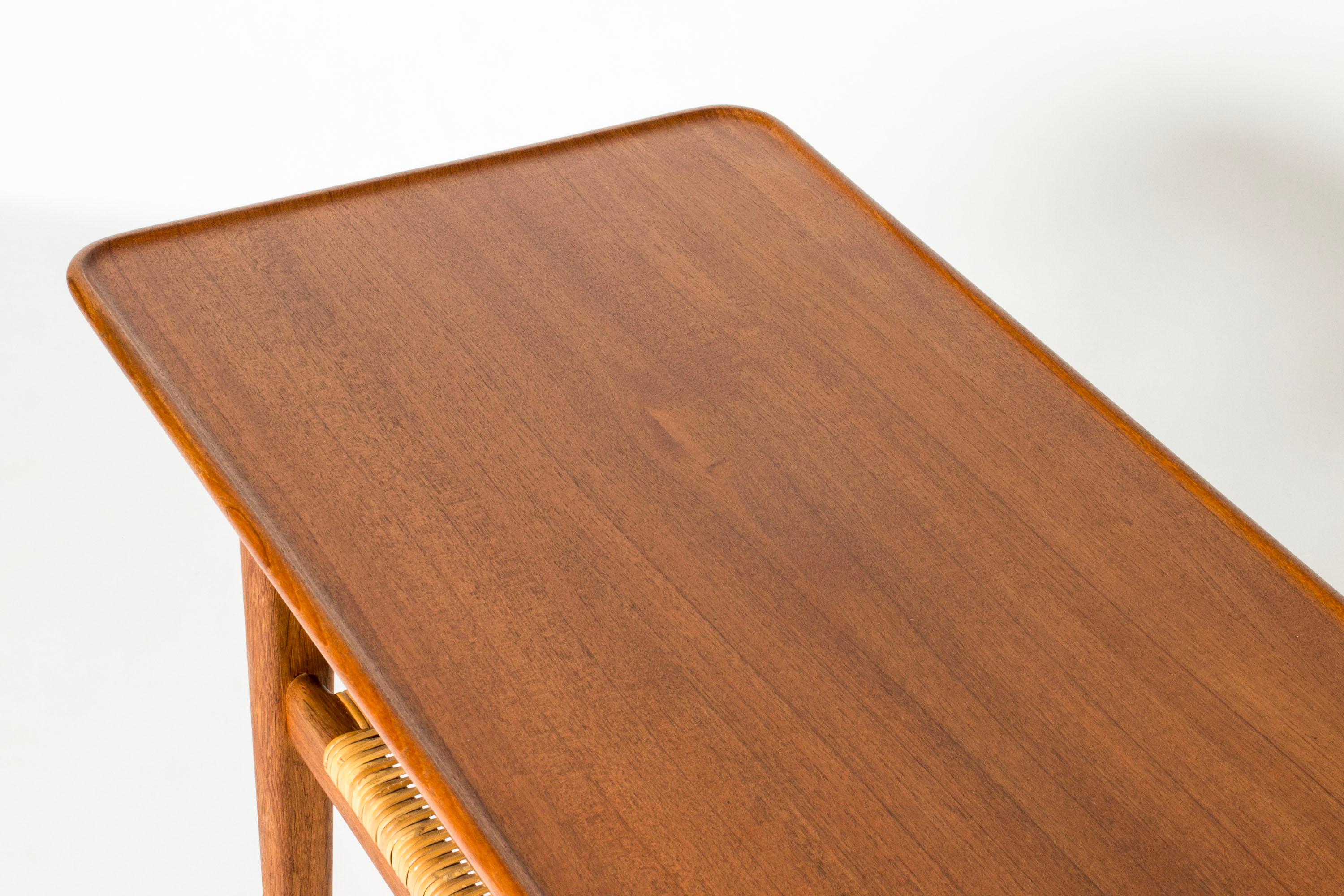 Scandinave moderne Table basse vintage en teck et rotin, Hans J. Wegner, Danemark, années 1960 en vente