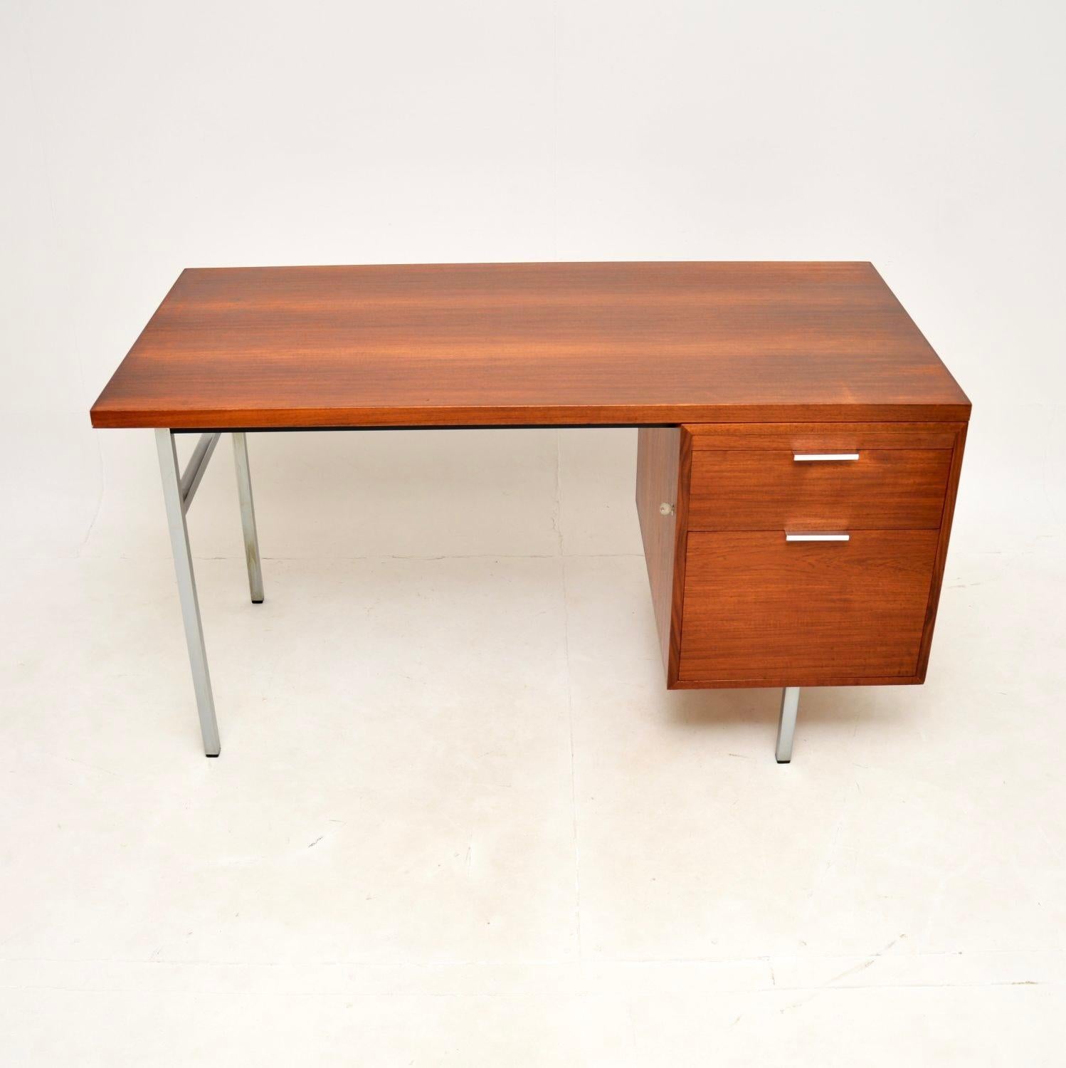 A stylish and extremely well made vintage teak and steel desk by Robin Day for Hille. This was part of the ‘Status’ range, designed in 1959 and made in England. This model dates from the 1960’s.

The quality is outstanding, with solid teak