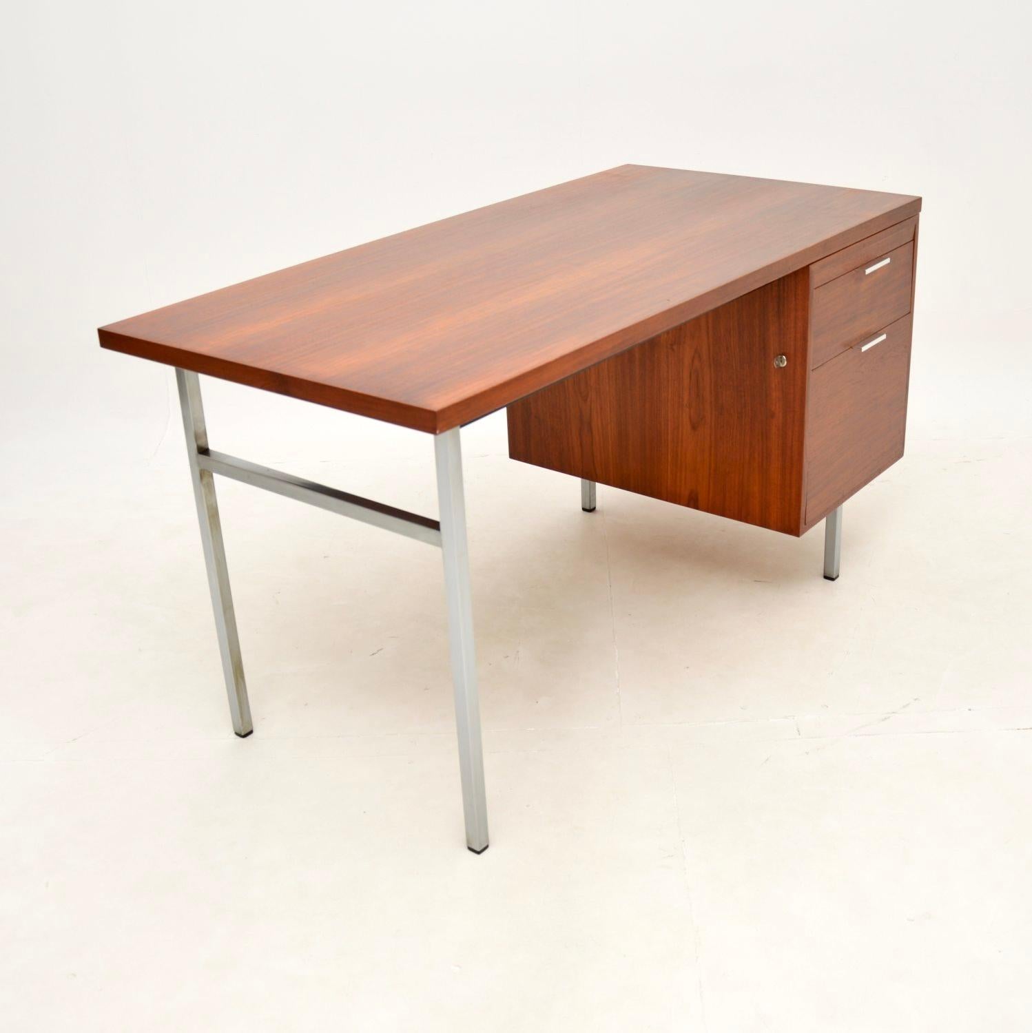 Schreibtisch aus Teakholz und Stahl von Robin Day für Hille (Moderne der Mitte des Jahrhunderts) im Angebot