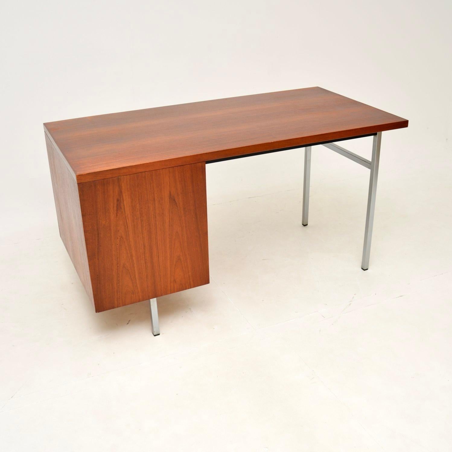 Schreibtisch aus Teakholz und Stahl von Robin Day für Hille im Zustand „Gut“ im Angebot in London, GB