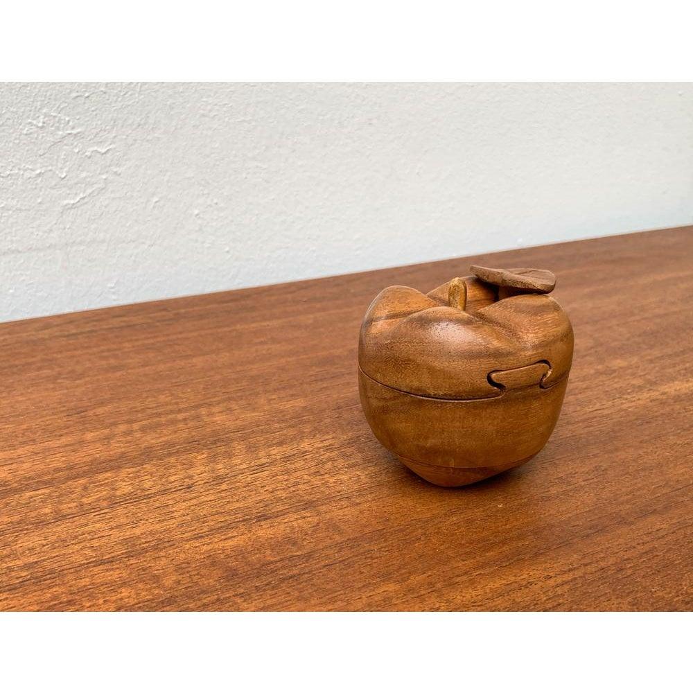 Boîte secrète en teck en forme de pomme, 1970 en vente 5