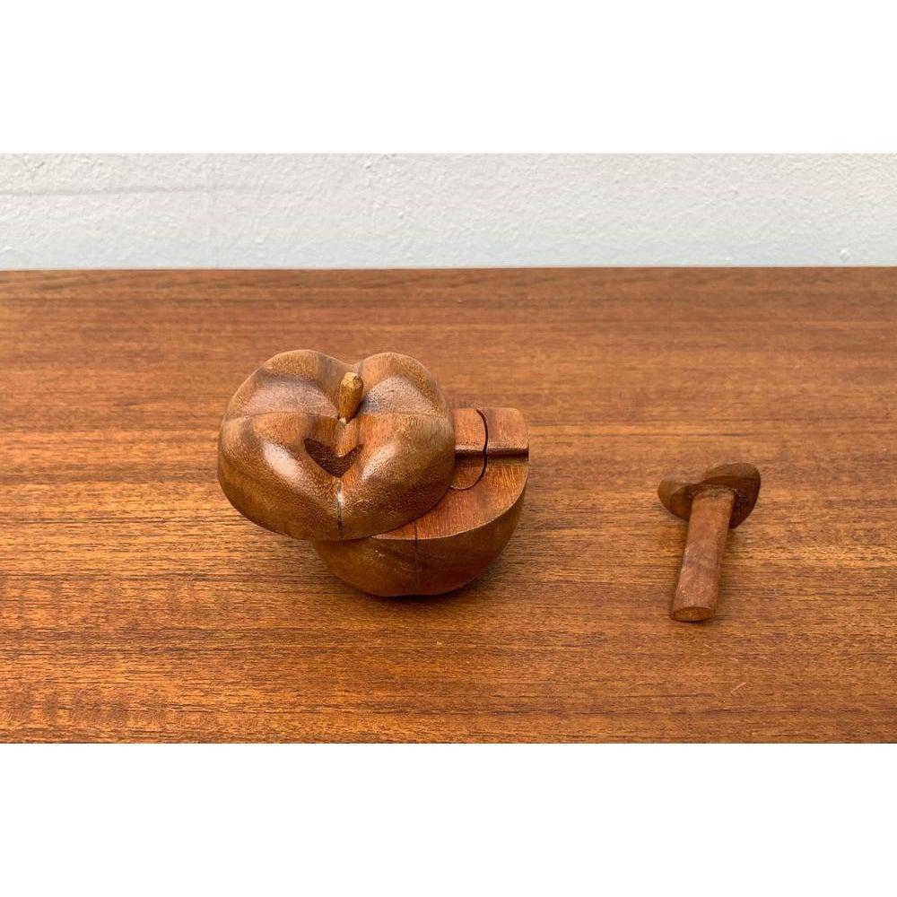 Boîte secrète en teck en forme de pomme, 1970 en vente 6