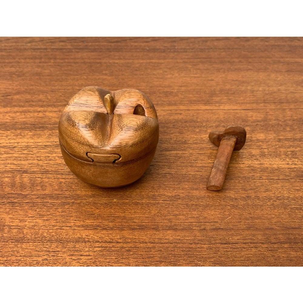 Boîte secrète en teck en forme de pomme, 1970 en vente 7