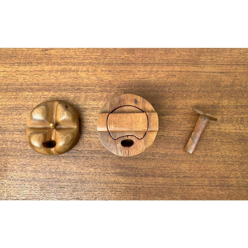 Teck Boîte secrète en teck en forme de pomme, 1970 en vente