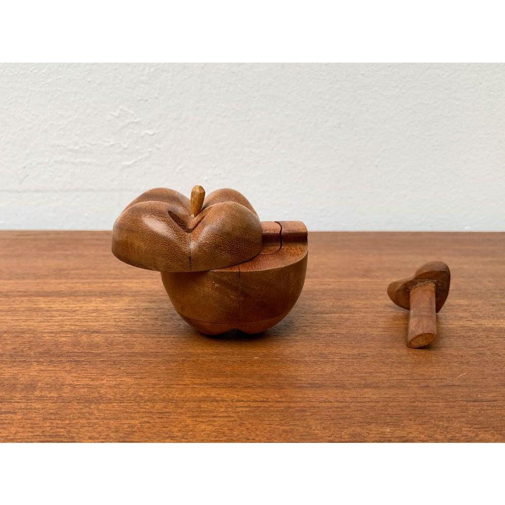 Boîte secrète en teck en forme de pomme, 1970 en vente 3